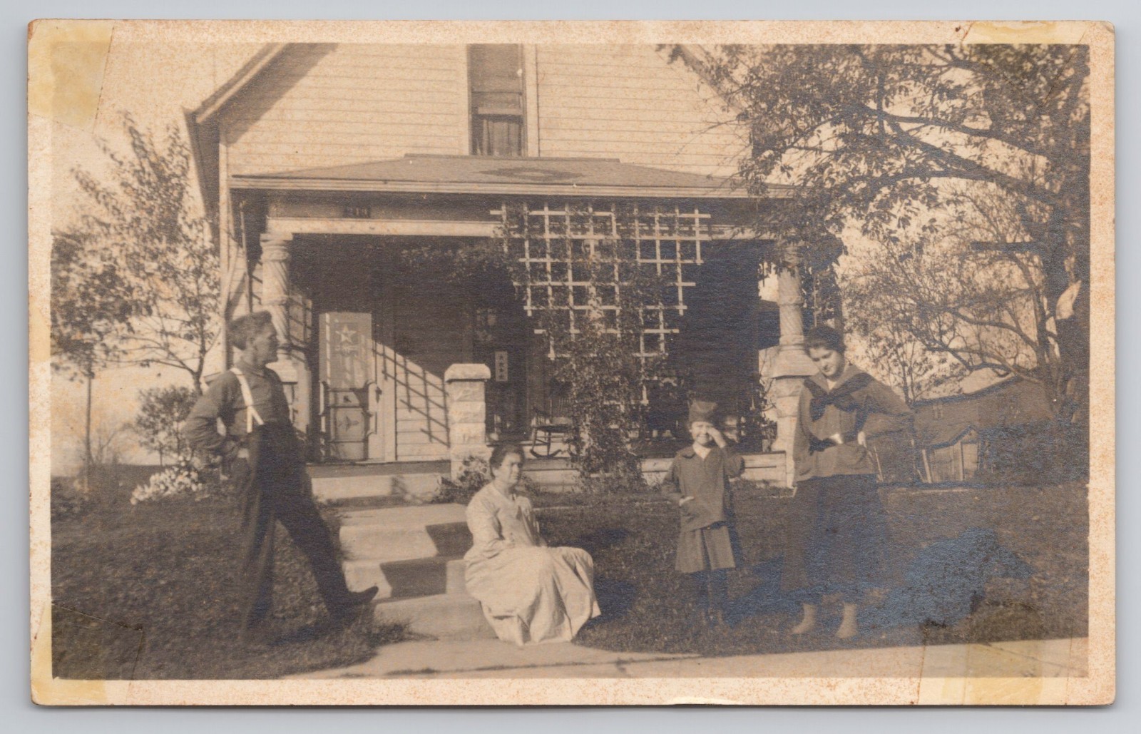 Rppc Family Pose House Merry Christmas Unp Postcard
