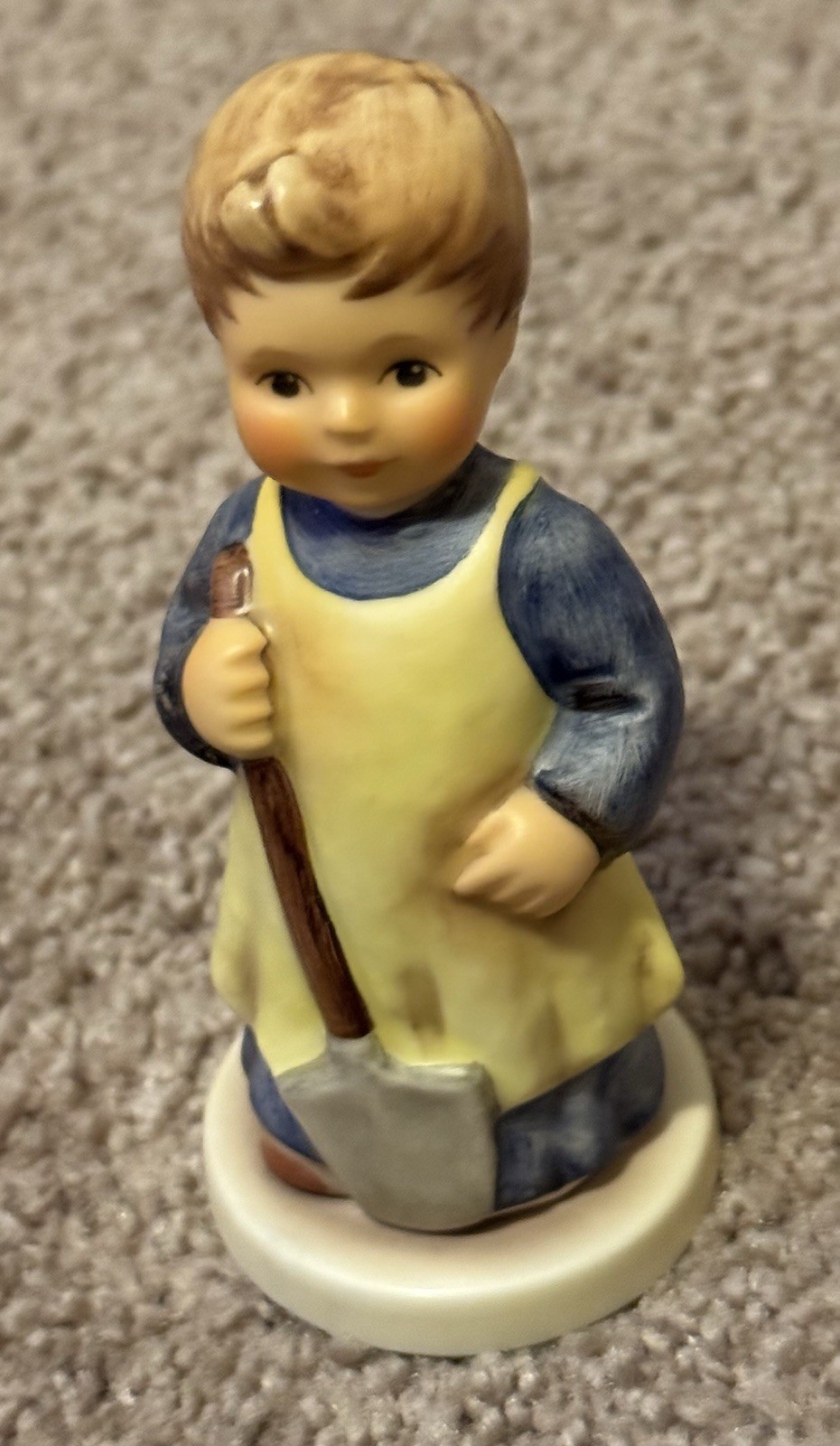 HUMMEL GARDEN TREASURES GOEBEL 1996 GERMANY FIGURINE BOY WITH SHOVEL .