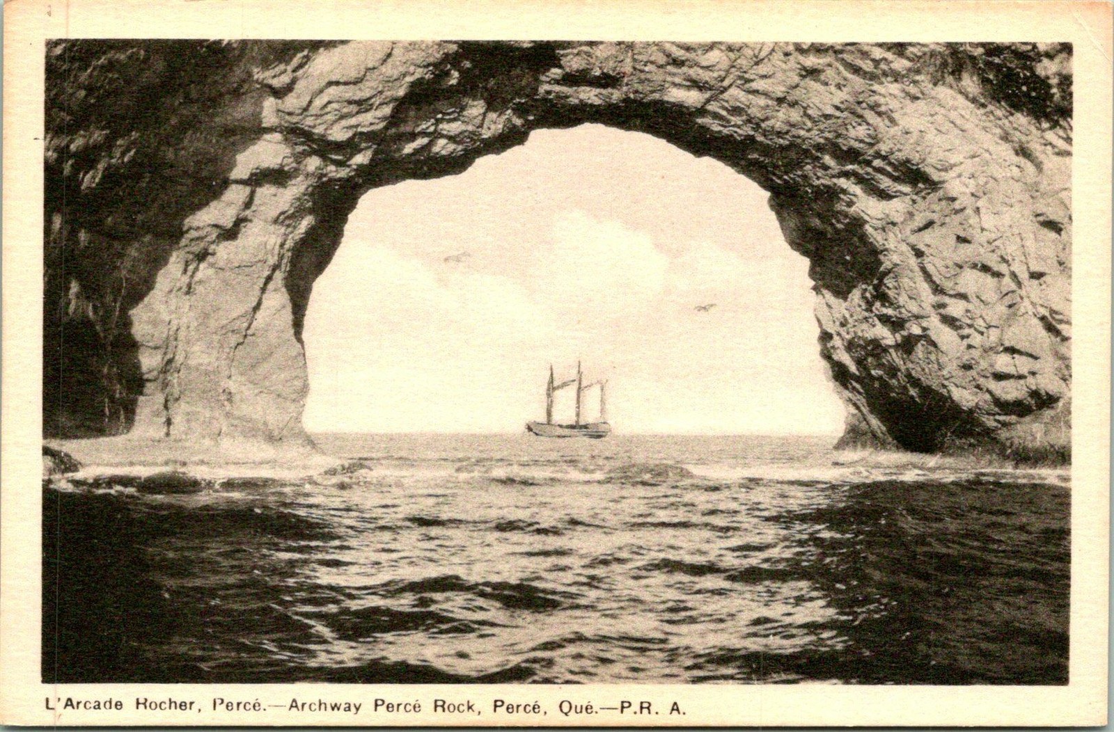 Perce Quebec Canada Archway Perce Rock Postcard Unused (27381) Perce Quebec Canada Archway Perce Rock Postcard Unused (27381)