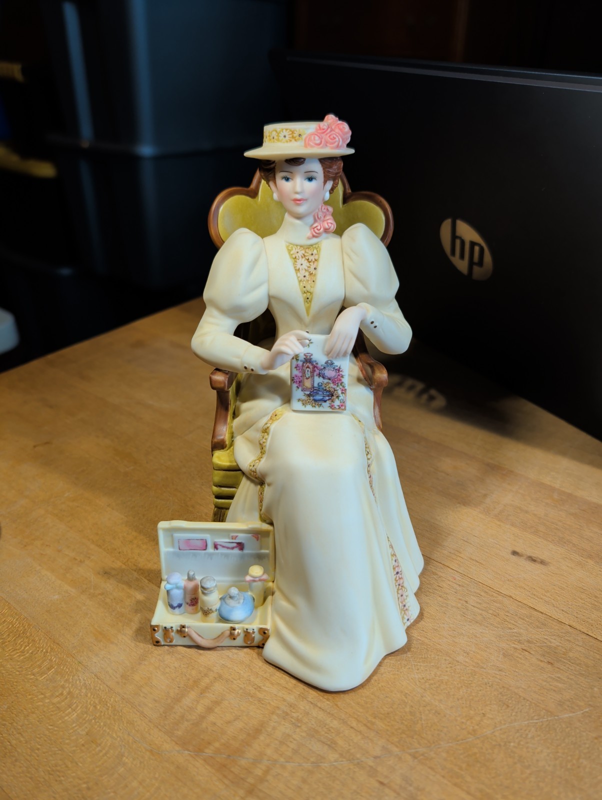 Avon 2011 President\'s Club Mrs. Albee Award Porcelain Figurine 10\