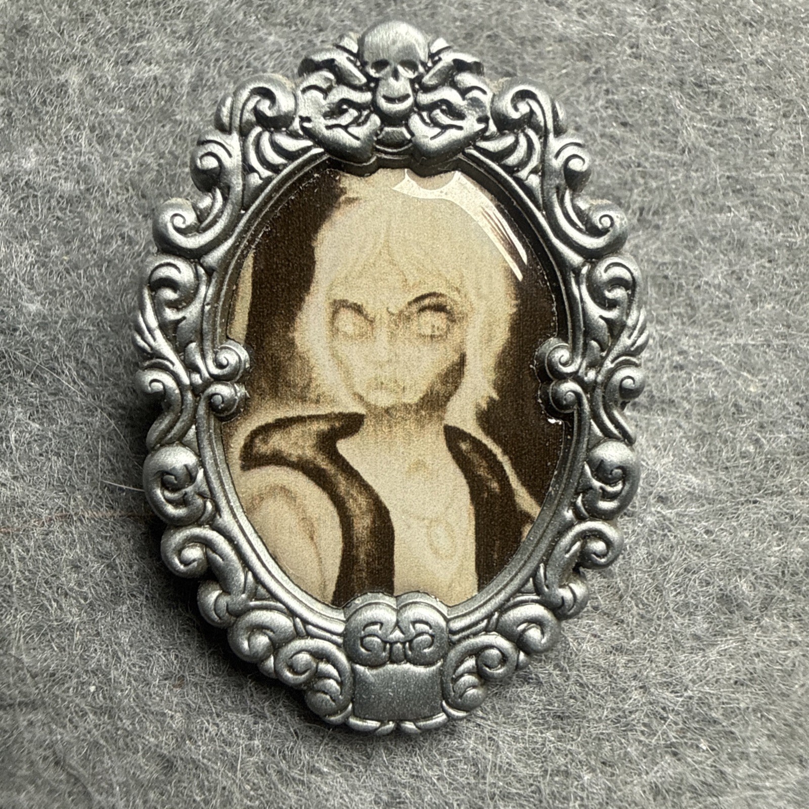 DISNEY Haunted Mansion Cameo Portrait Collection Mystery Pin December 2017