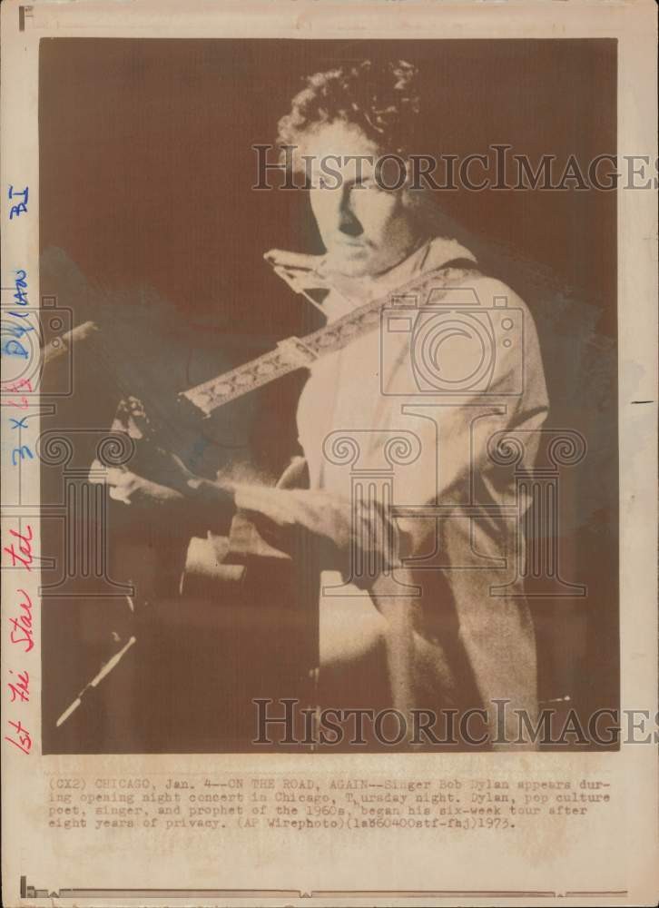 1973 Press Photo Singer Bob Dylan performs during a concert in Chicago