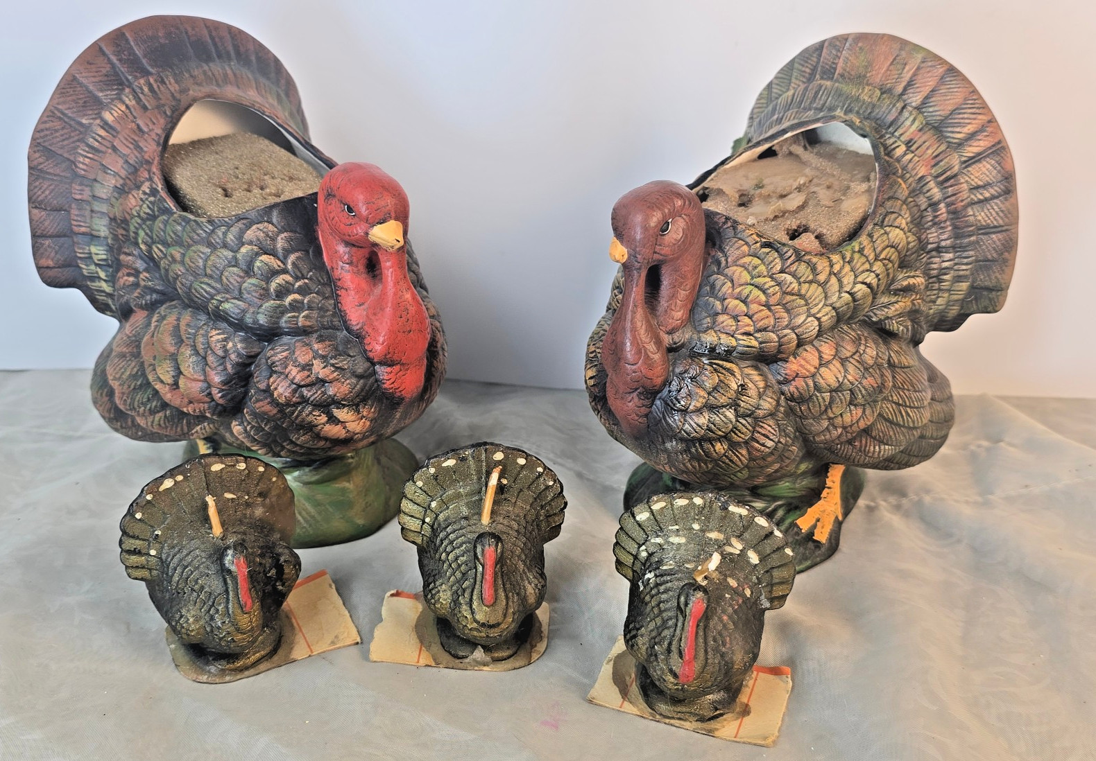 turkey assorment, 2 planters, 3 vintage candles