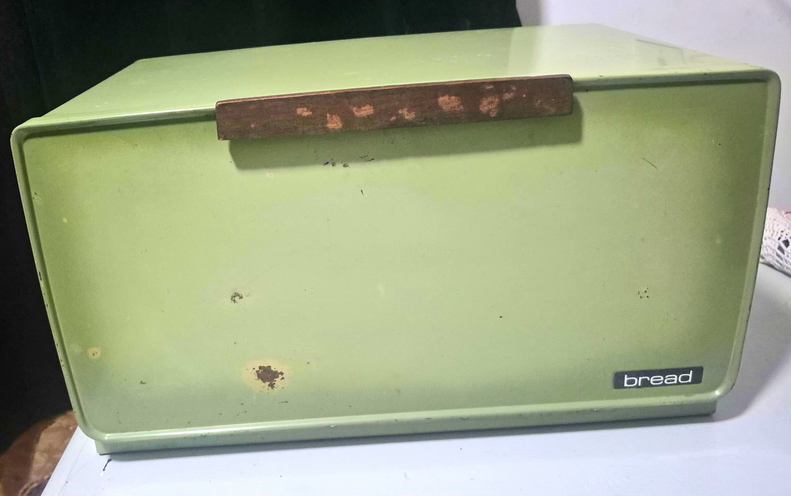 Vintage Lincoln BeautyWare Avocado Green Metal Bread Box Complete With Shelf 