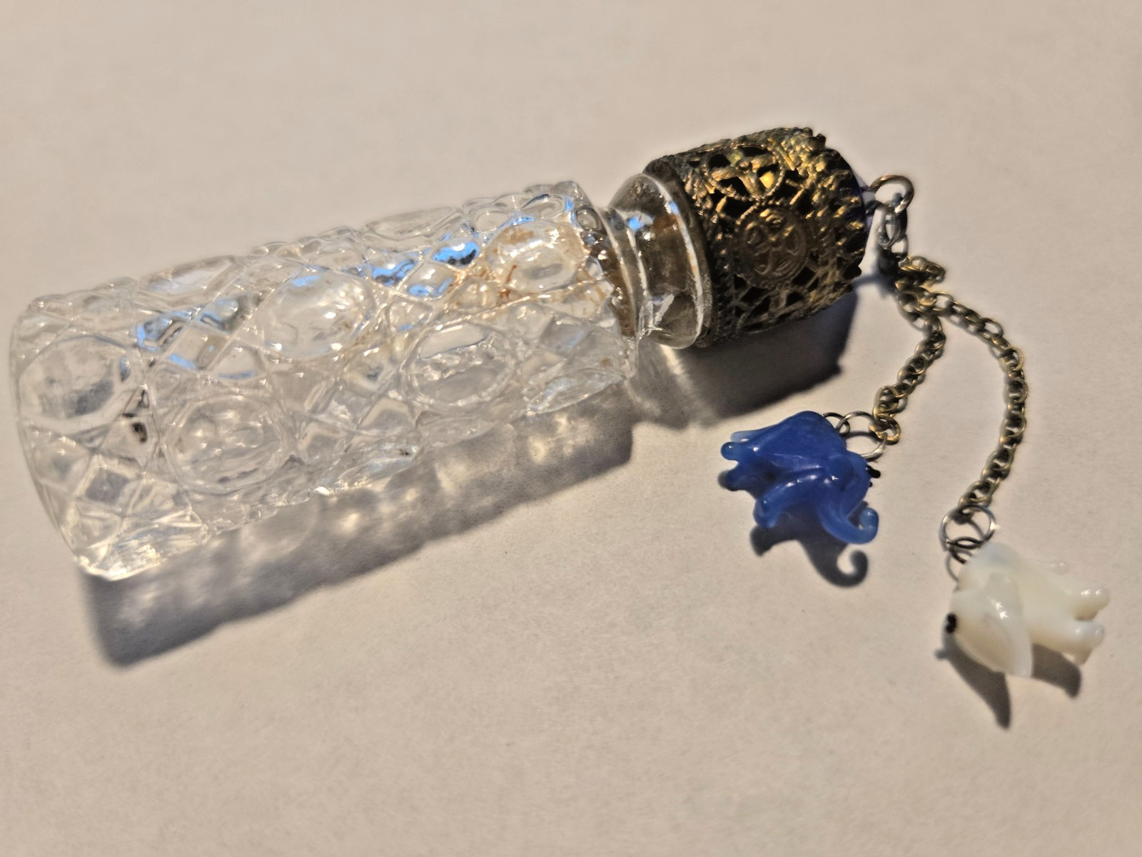 VINTAGE/ANTIQUE IRICE CZECH SCENT BOTTLE w DANGLE TINY ELEPHANTS #2199/1107 