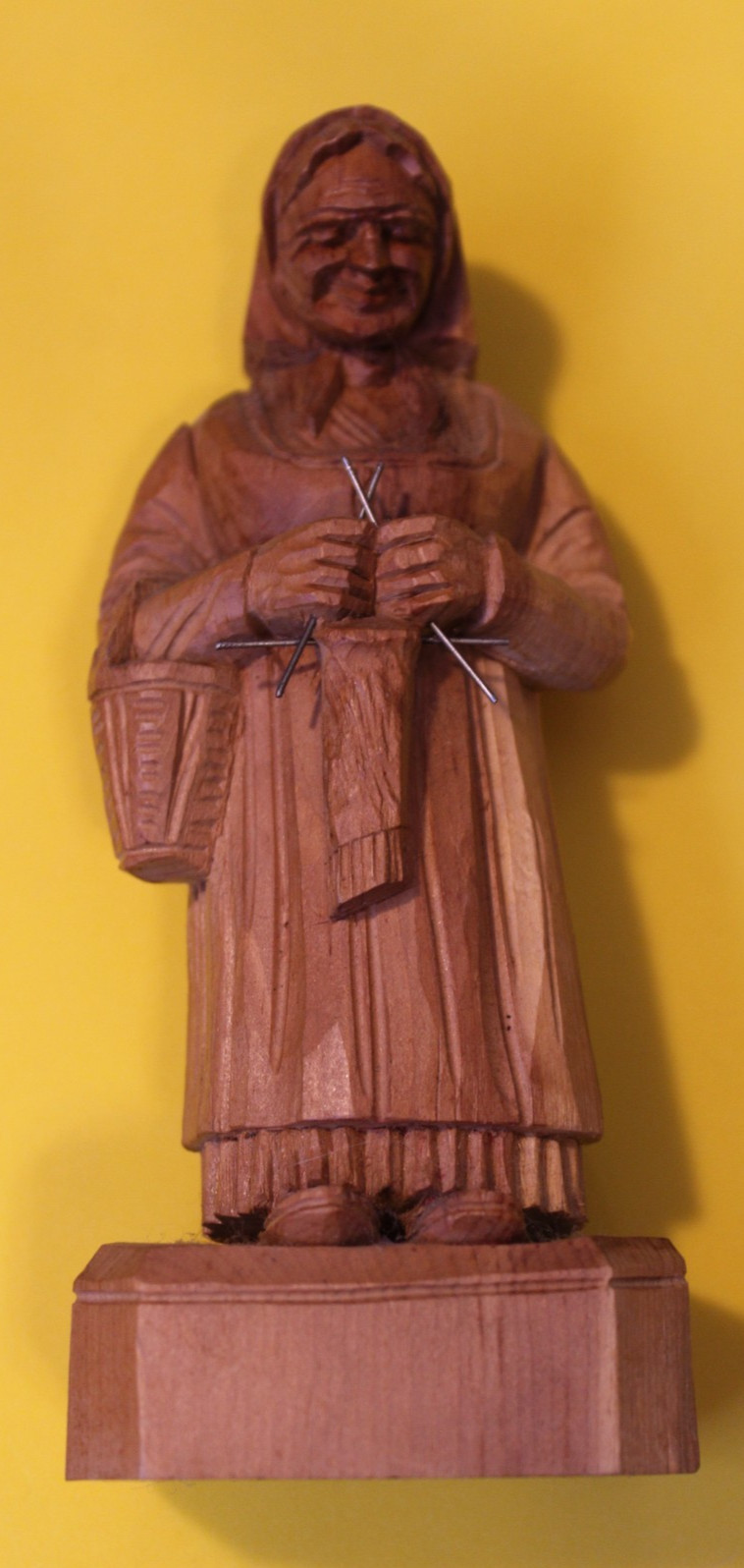 VINTAGE HAND CARVED WOODEN OLD WOMAN KNITTING FIGURINE FOLK ART VINTAGE HAND CARVED WOODEN OLD WOMAN KNITTING FIGURINE FOLK ART