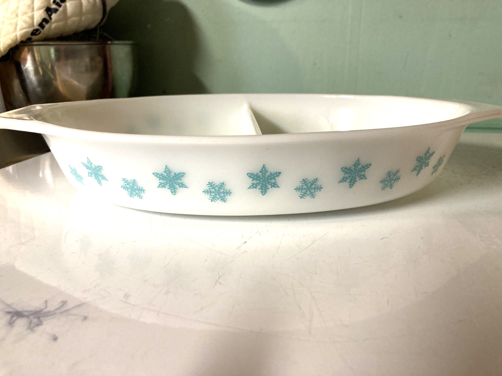 Pyrex Snowflake #28 split casserole 1 1/2 qt. NO Lid very good cond. Pyrex Snowflake #28 split casserole 1 1/2 qt. NO Lid very good cond.