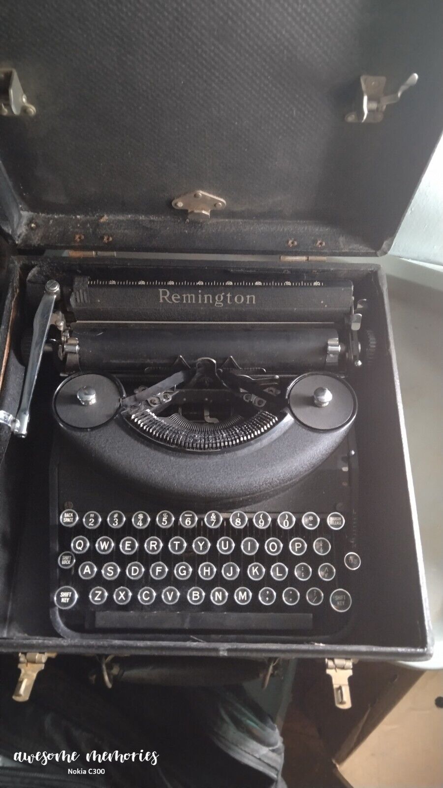 Vintage Remington Portable Noiseless Typewriter with Hard Case