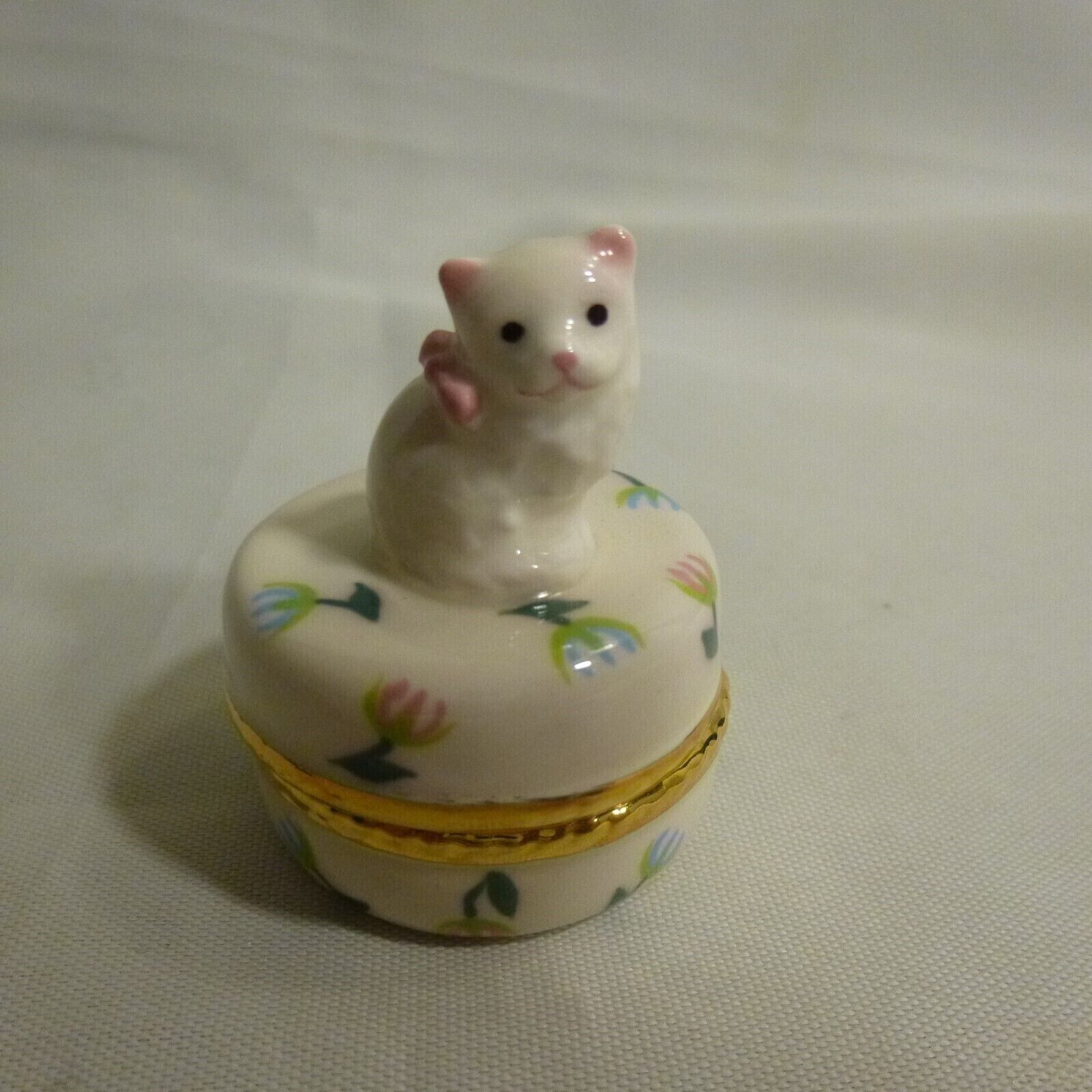 White cat w pink bow Trinket Box & ball of yarn trinket, gold trim, ceramic NEW