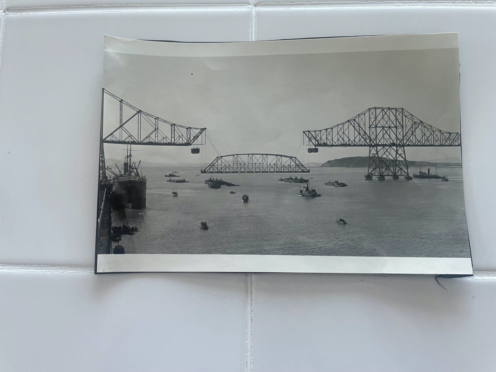 Photos of the middle span of the Carquinez Straits Bridge being installed