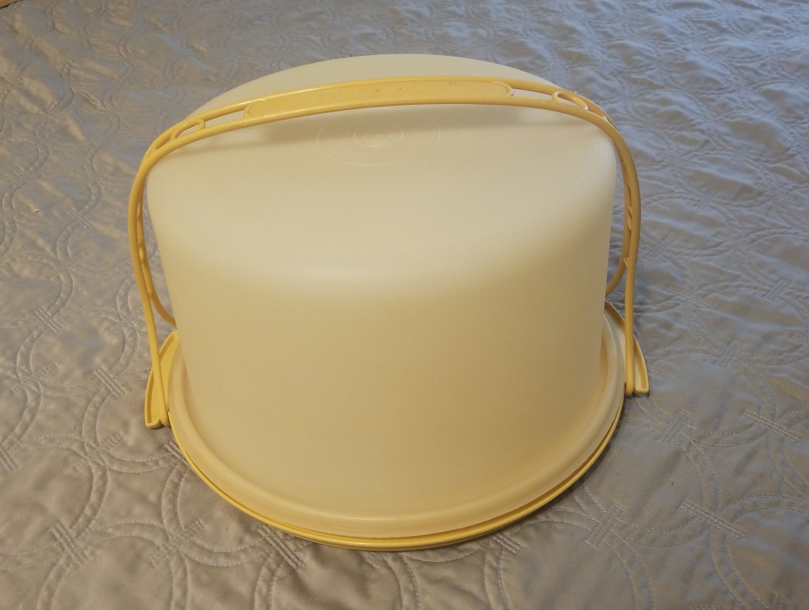 Vintage Tupperware Cake Carrier With Handle Harvest Gold 9\