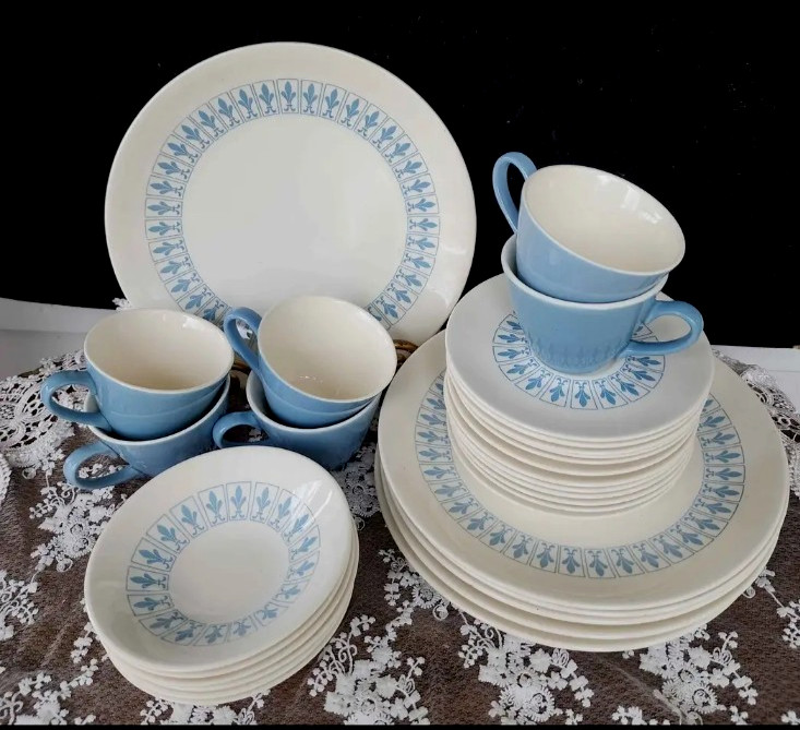 VTG Homer Laughlin RICHELIEU Blue Fleur de Lis Dinnerware Set (29)