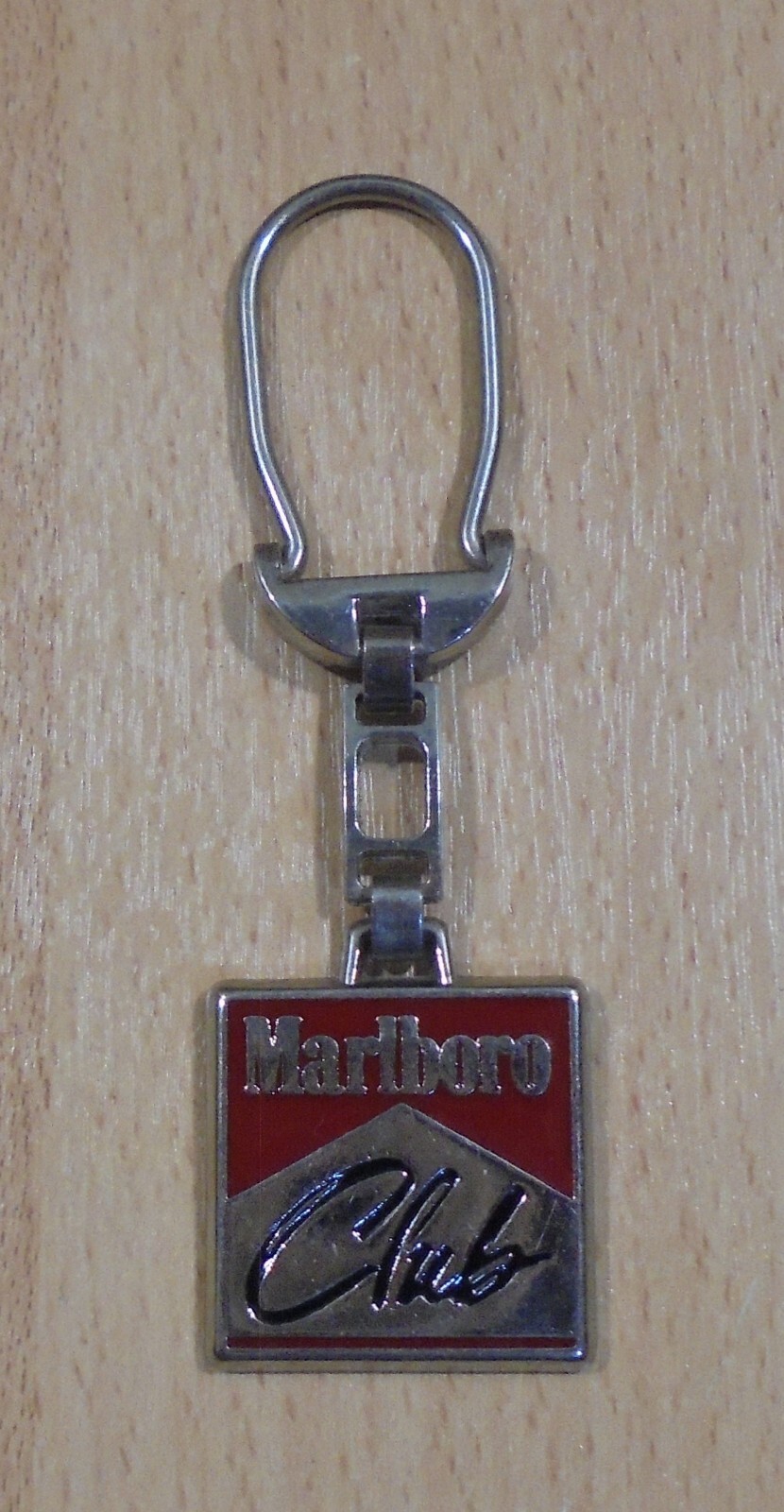 MARLBORO CIGARETTES ADVERTISIGN VTG METAL KEYCHAIN