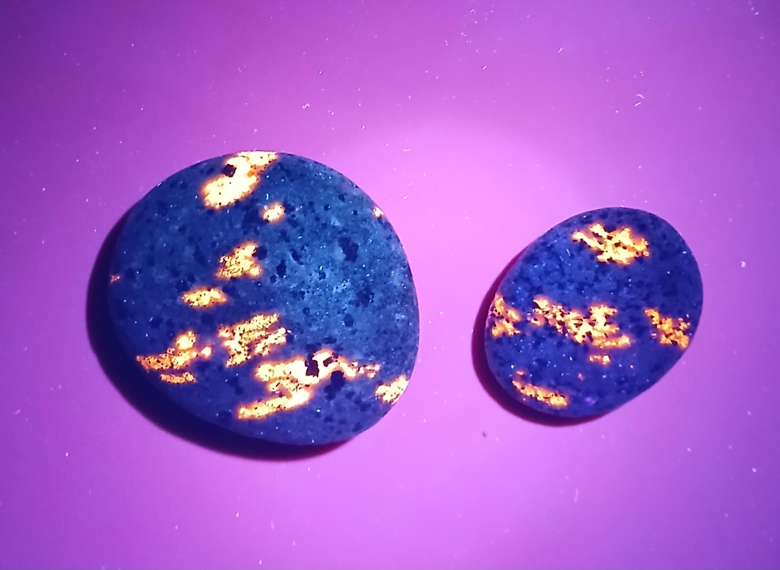 Fluorescent Sodalite ( Yooperlite )   0.8 oz Total.   A Pair Of Bright Stones 