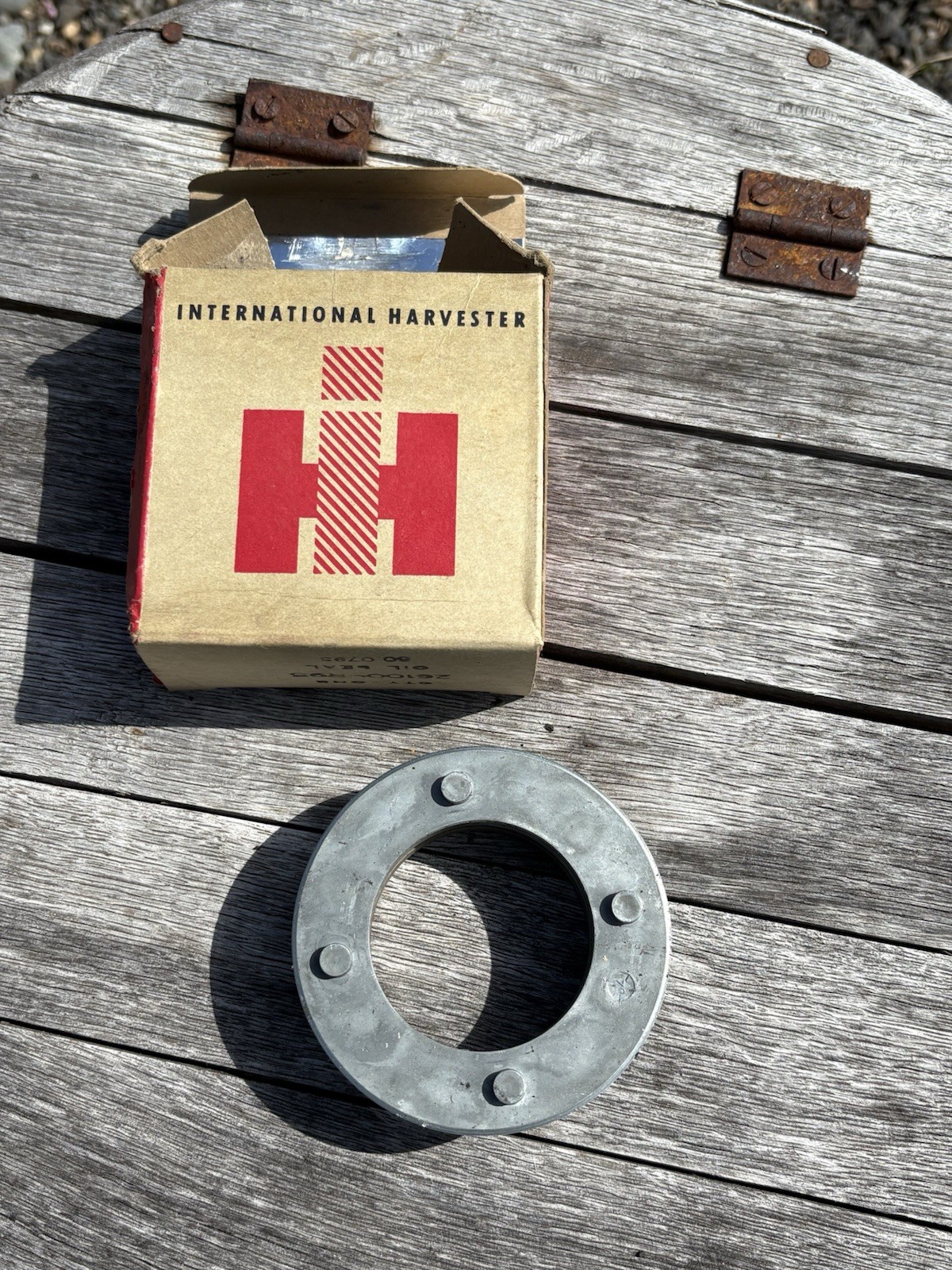 Vintage IH INTERNATIONAL HARVESTER PARTS BOX w/ Oil Seal Diesel Engine 26100 R95