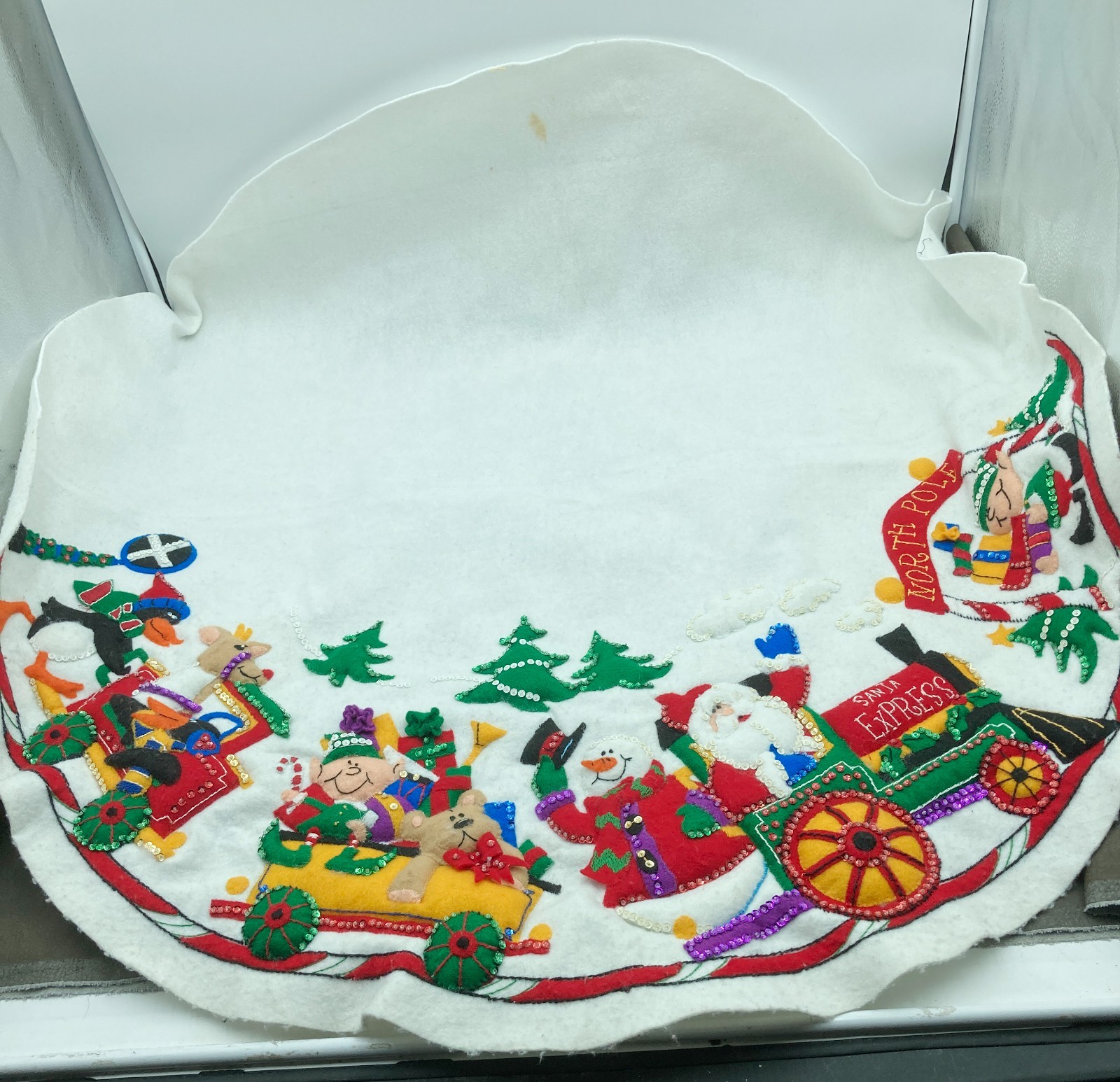 2001 Dimensions Felt Works Finished Detailed Felt Sequin Christmas Tree Skirt