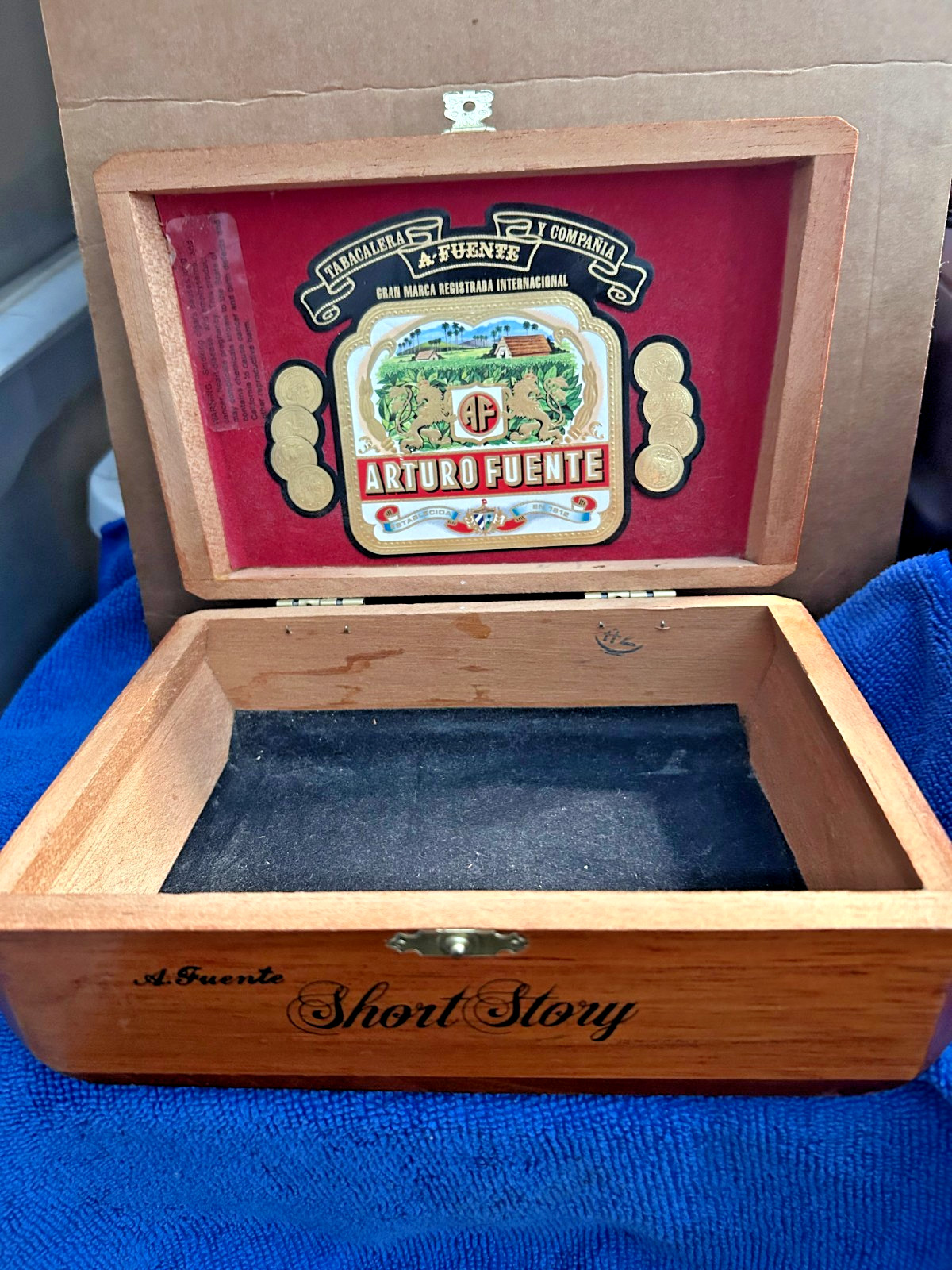 ARTURO FUENTE HEMINGWAY SHORT STORY WOODEN CIGAR BOX (Empty)-VERY NICE -SEE PICS ARTURO FUENTE HEMINGWAY SHORT STORY WOODEN CIGAR BOX (Empty)-VERY NICE -SEE PICS