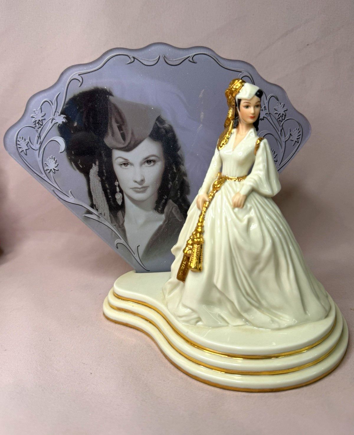 2003 Bradford Exchange Scarlett O\'Hara A Woman of Courage Figurine Plate #A2466