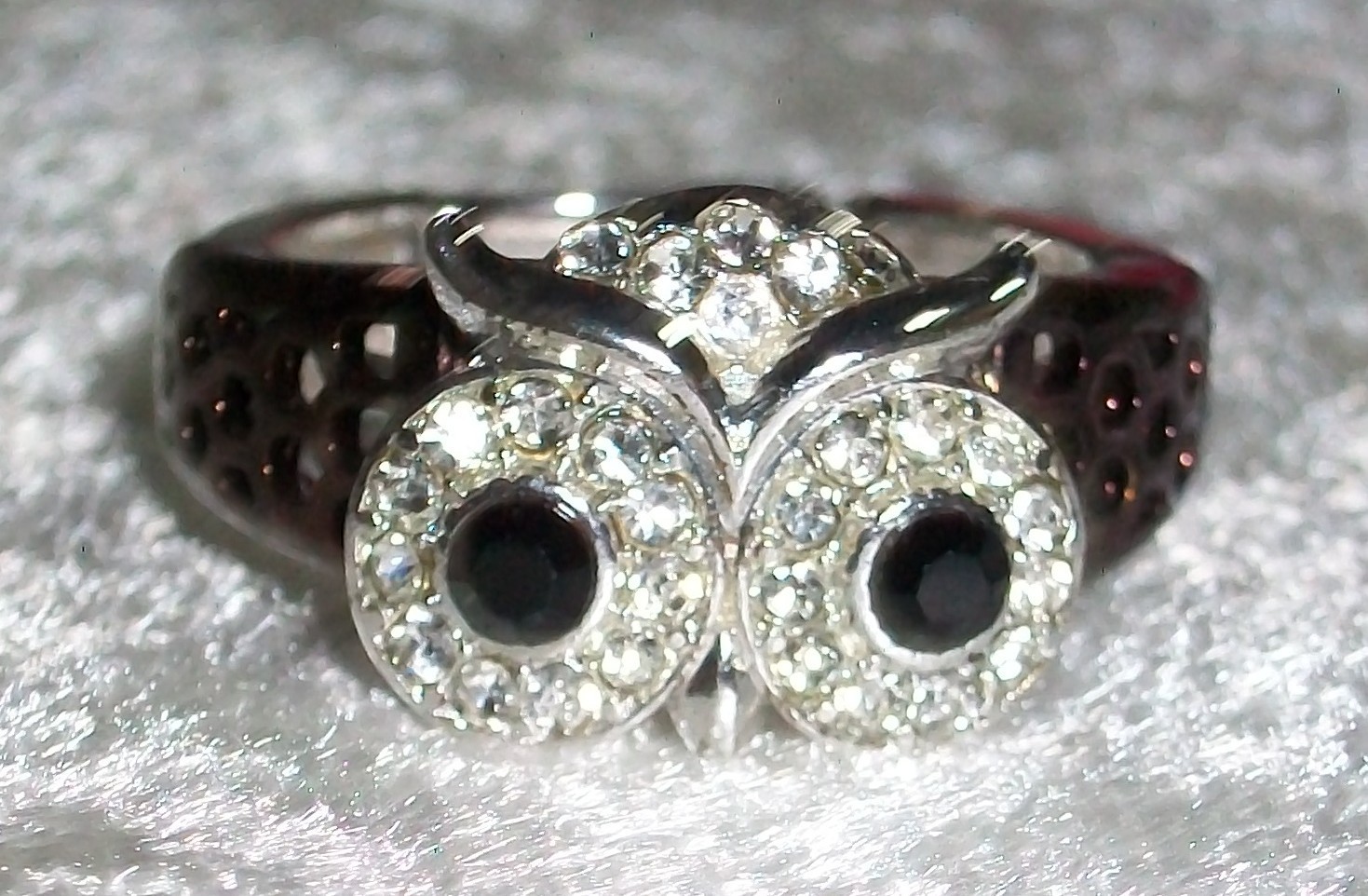 New Avon Filigree Chocolate Brown Horned Owl Silver Toned Stretch Ring in Box