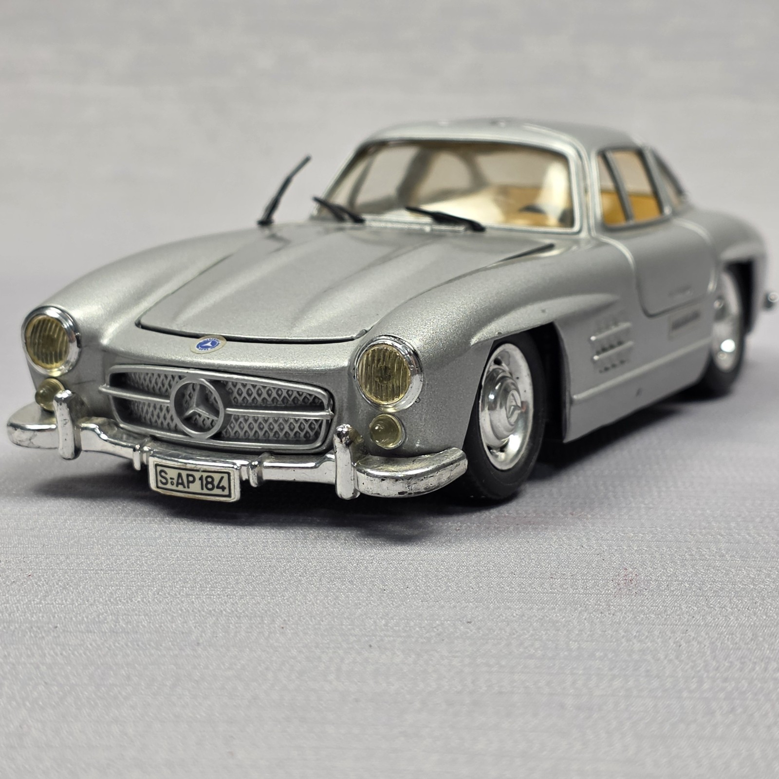 Revell 1954 Mercedes -Benz 300 SL Silver Gullwing Diecast Metal Model 1:24 Scale