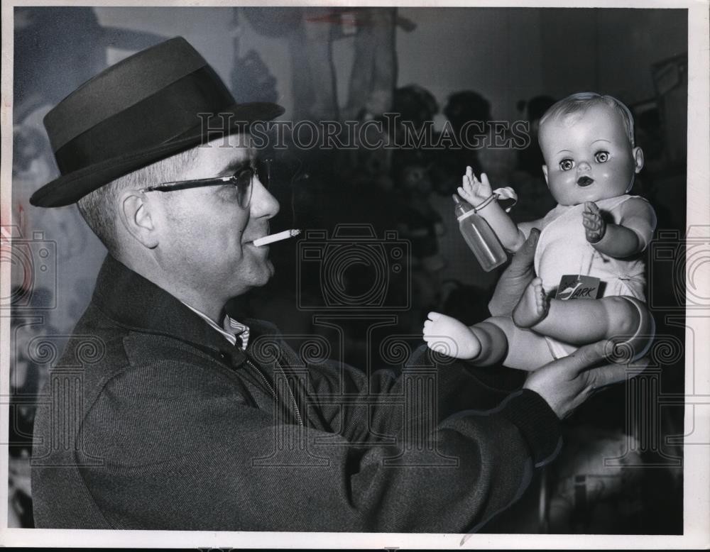 1960 Press Photo Burt Watkens of Cleveland Ohio with a doll baby - net17467