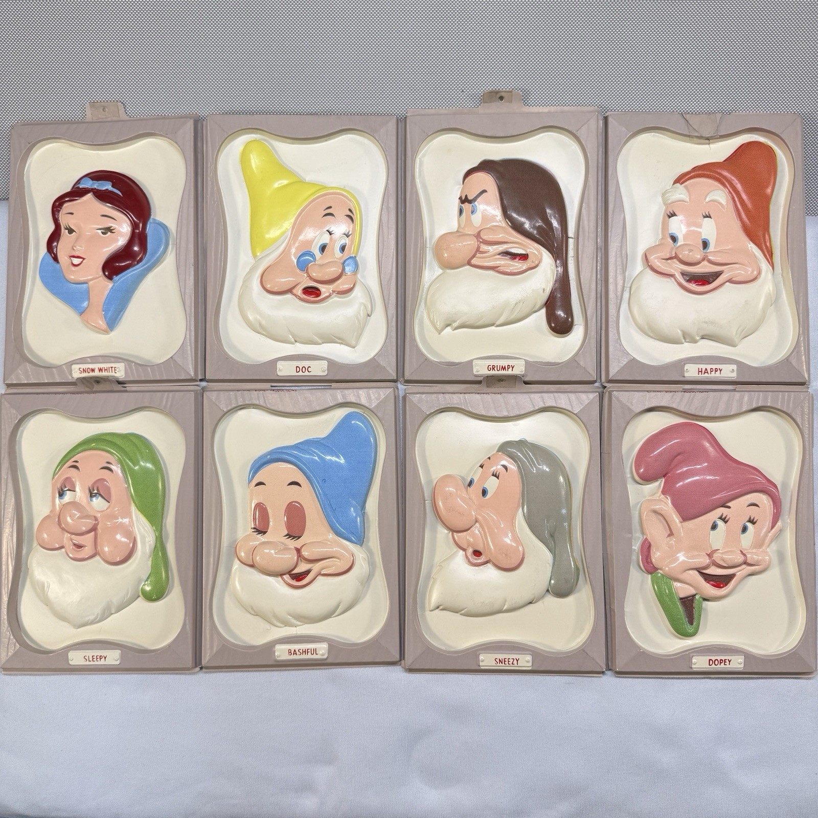 1958 Disney Snow White Seven Dwarfs Complete Set 8 Vintage 3D Wall Plaques 5x7