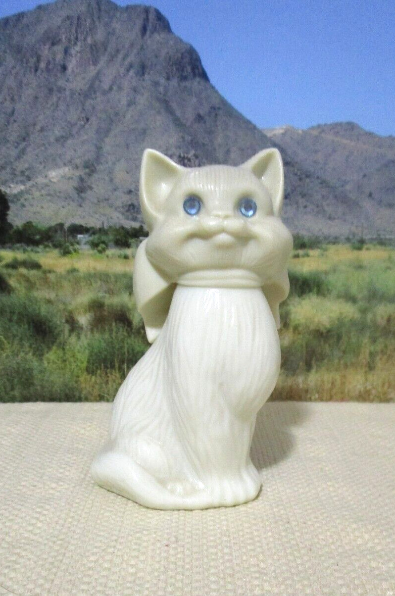 Avon 1975/76 VTG White Cat Decanter, Rhinestone Eyes, Sweet Honesty