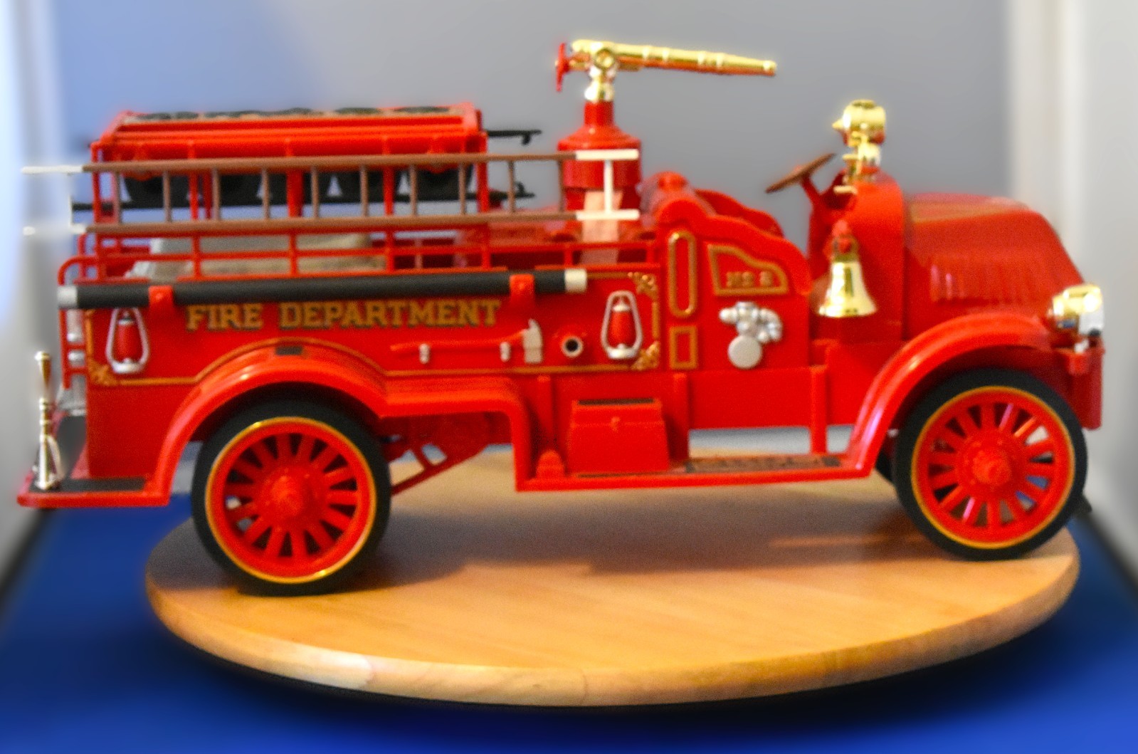 Vintage 1982 Red 1917 Model AC Firetruck Jim Beams Whiskey Decanter Bulldog Mack