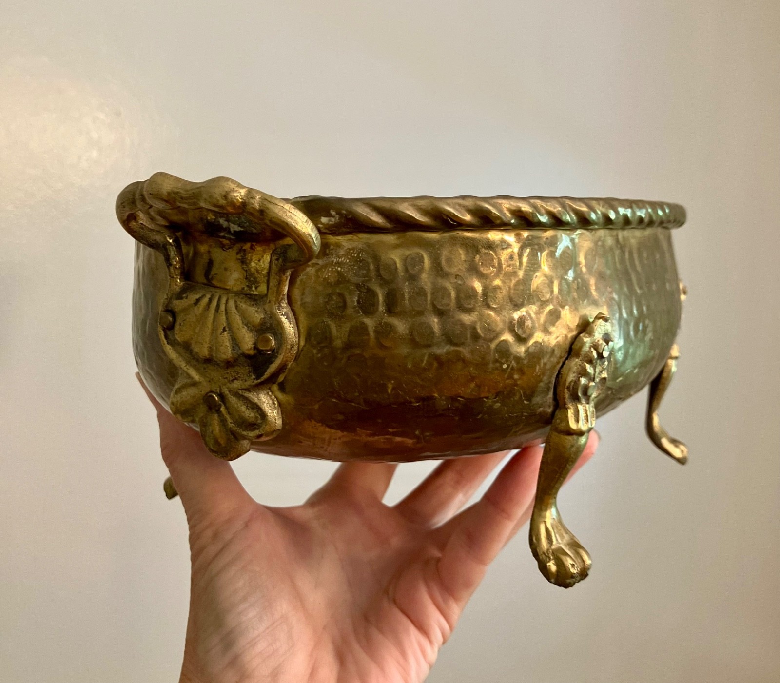 Vtg Brass Metal Hand Hammered Oval Planter Jardiniere Claw Foot Paw Feet Handles Vtg Brass Metal Hand Hammered Oval Planter Jardiniere Claw Foot Paw Feet Handles