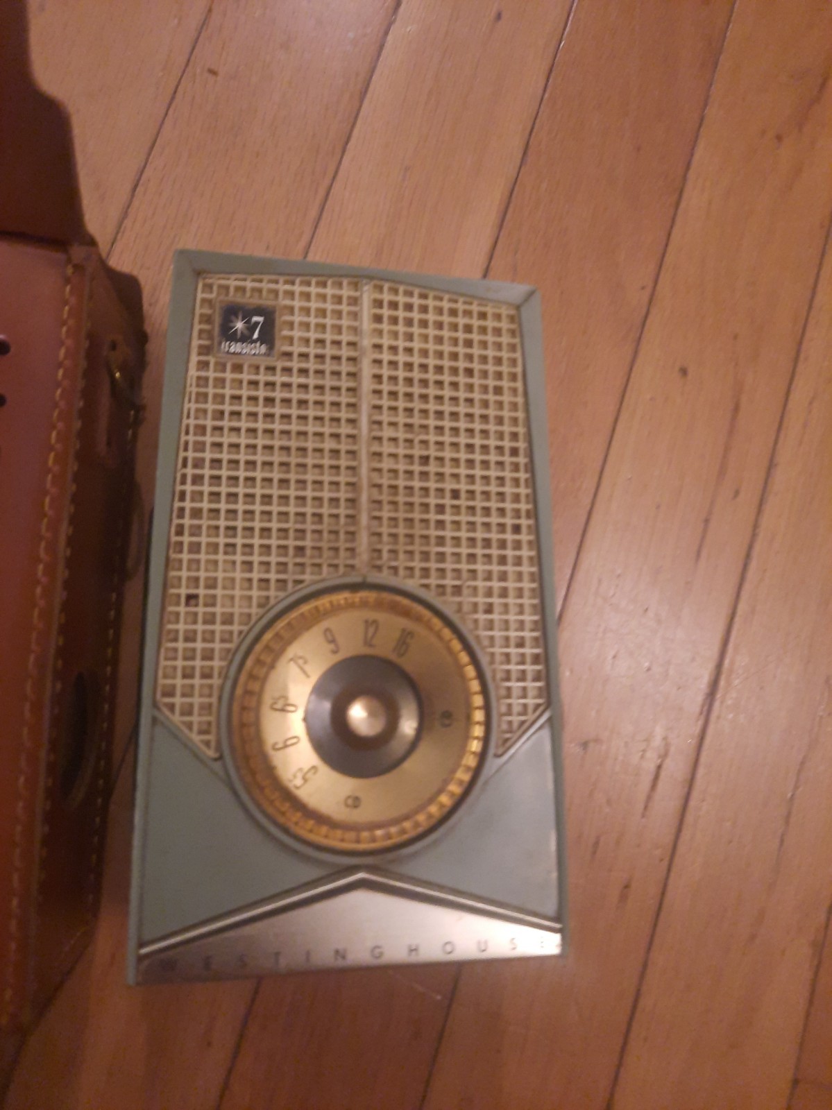 vintage Westinghouse transistor radio w leather case. Parts-battery Corrosion 