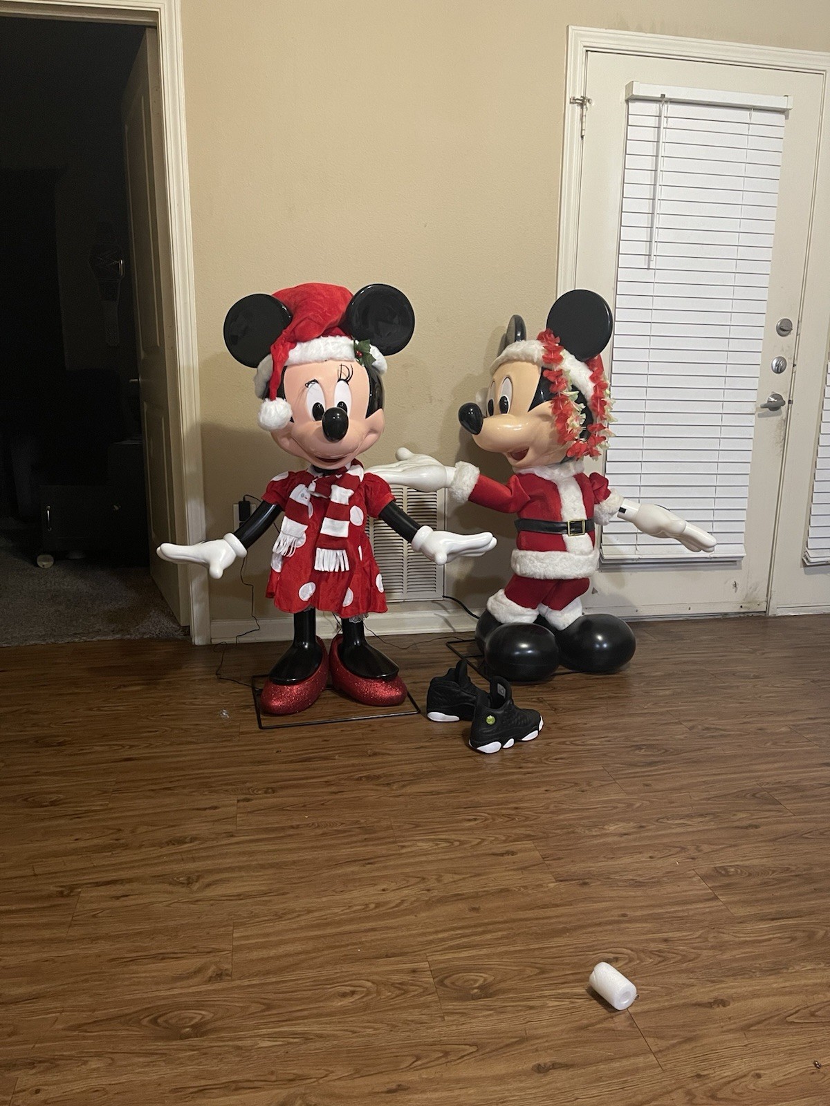Festive Mickey And Minnie Mouse Festive Mickey And Minnie Mouse