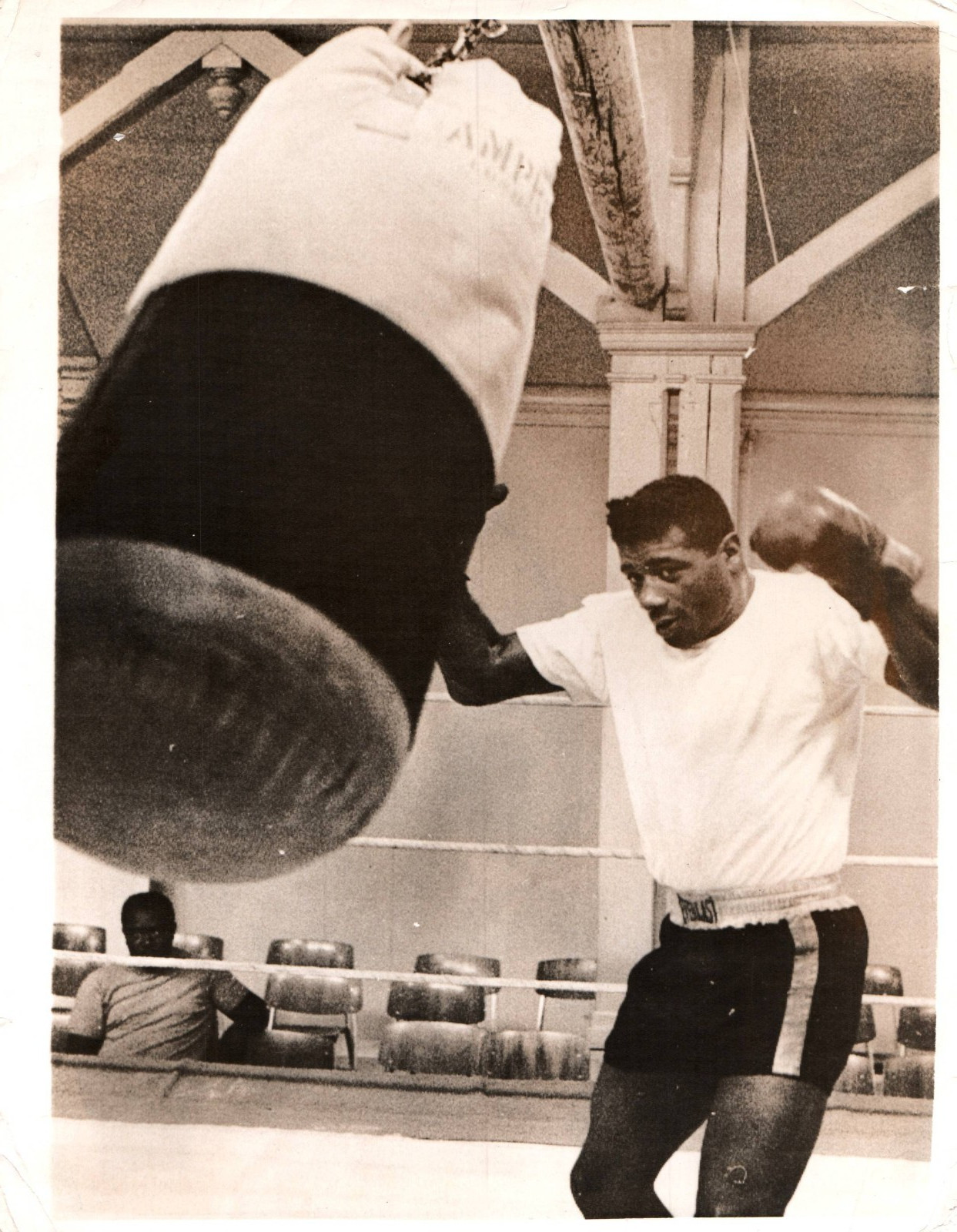 1968 BOXING WORLD CHAMPION FLOYD PATTERSON TRAINNING PORTRAIT ORIG PHOTO MA18