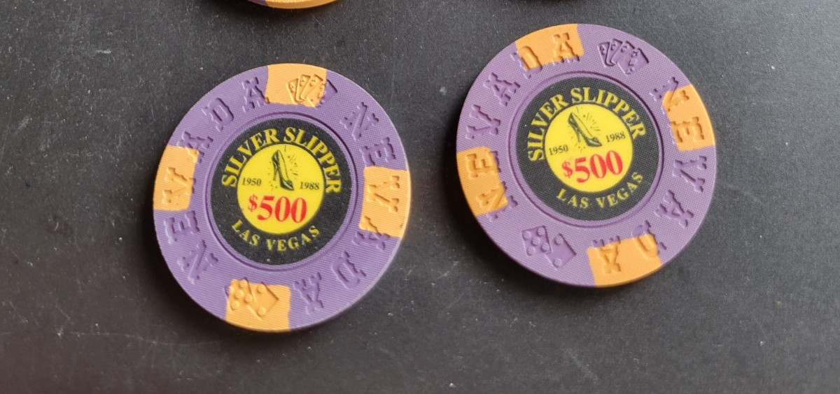 2 OBSOLETE SILVER SLIPPER CASINO LAS VEGAS $500 COMMEMORATIVE CHIPS 1950-1988