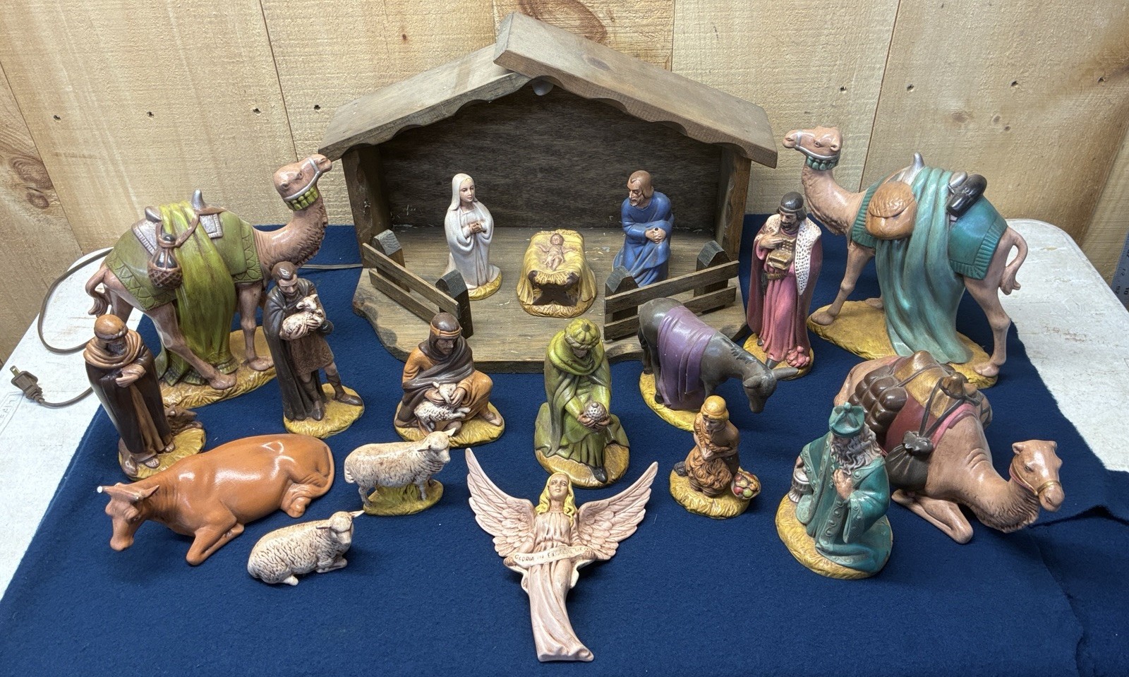 Vintage HOLLAND Mold Nativity Set Scene Ceramic Hand Painted 18 Piece  W/ Stable