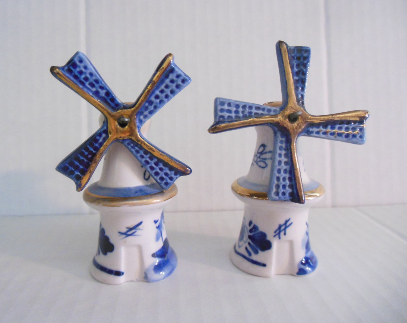 Vtg Delft Blue/White Hand-Painted Ceramic Dutch Windmill Salt & Pepper Shakers