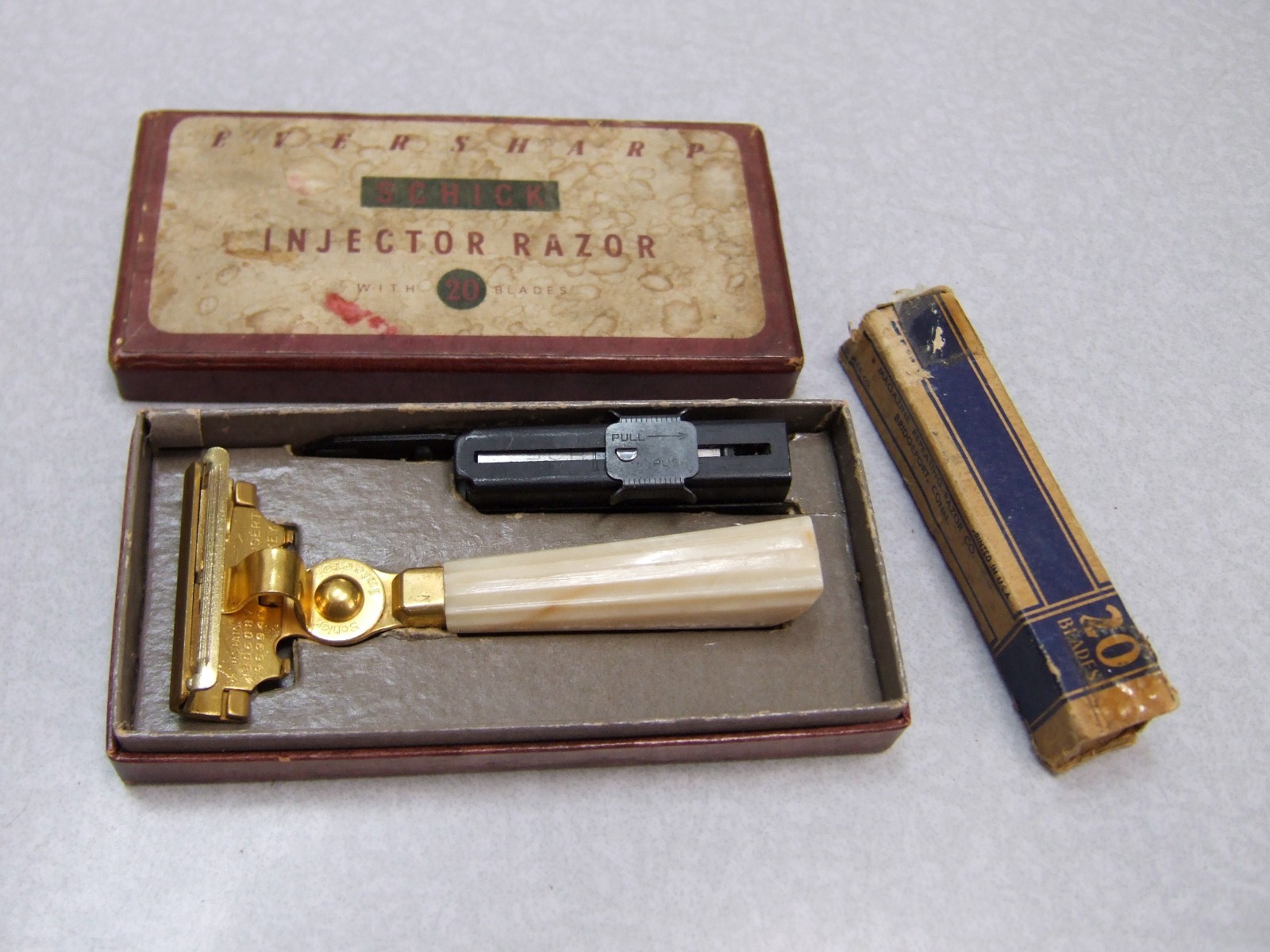 Vintage Schick Injector Safety Razor Set  1946 53 in box, Clean