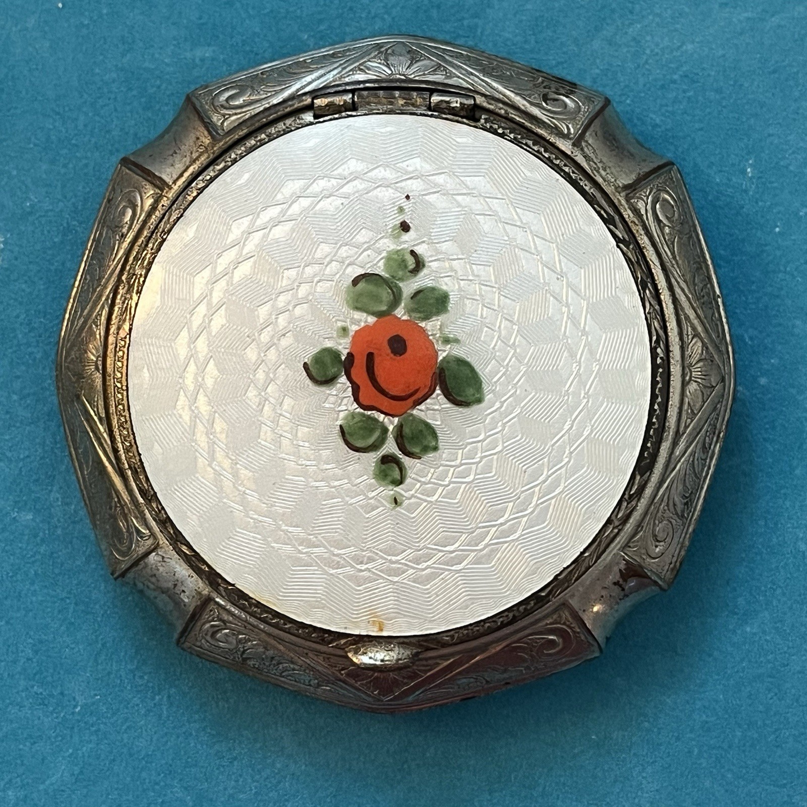 Vintage 1930s Powder/Mirror Compact White Enamel With Red Rose Silver tone READ 