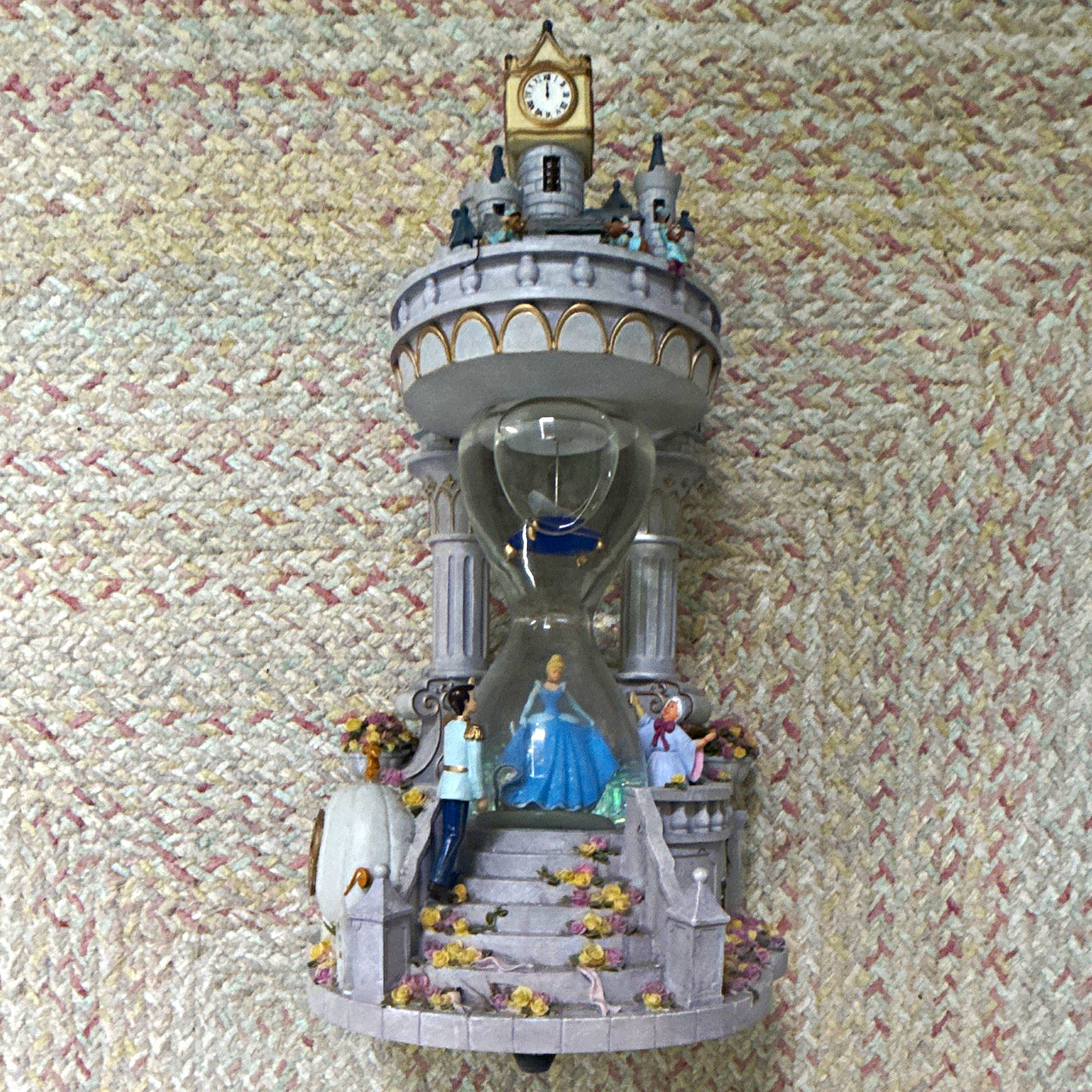 DISNEY STORE CINDERELLA HOUR GLASS/CASTLE SNOWGLOBE - RARE - GREAT CONDITION DISNEY STORE CINDERELLA HOUR GLASS/CASTLE SNOWGLOBE - RARE - GREAT CONDITION