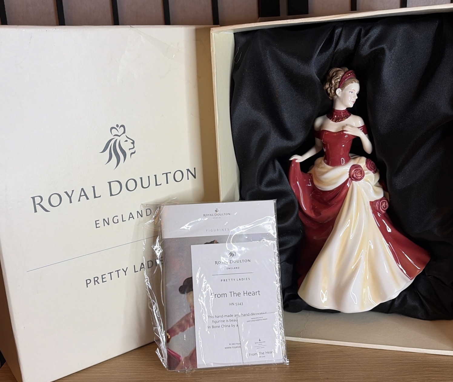 NEW IN BOX ROYAL DOULTON PRETTY LADIES FIGURE OF THE YEAR 2007 HN5143 NEW IN BOX ROYAL DOULTON PRETTY LADIES FIGURE OF THE YEAR 2007 HN5143