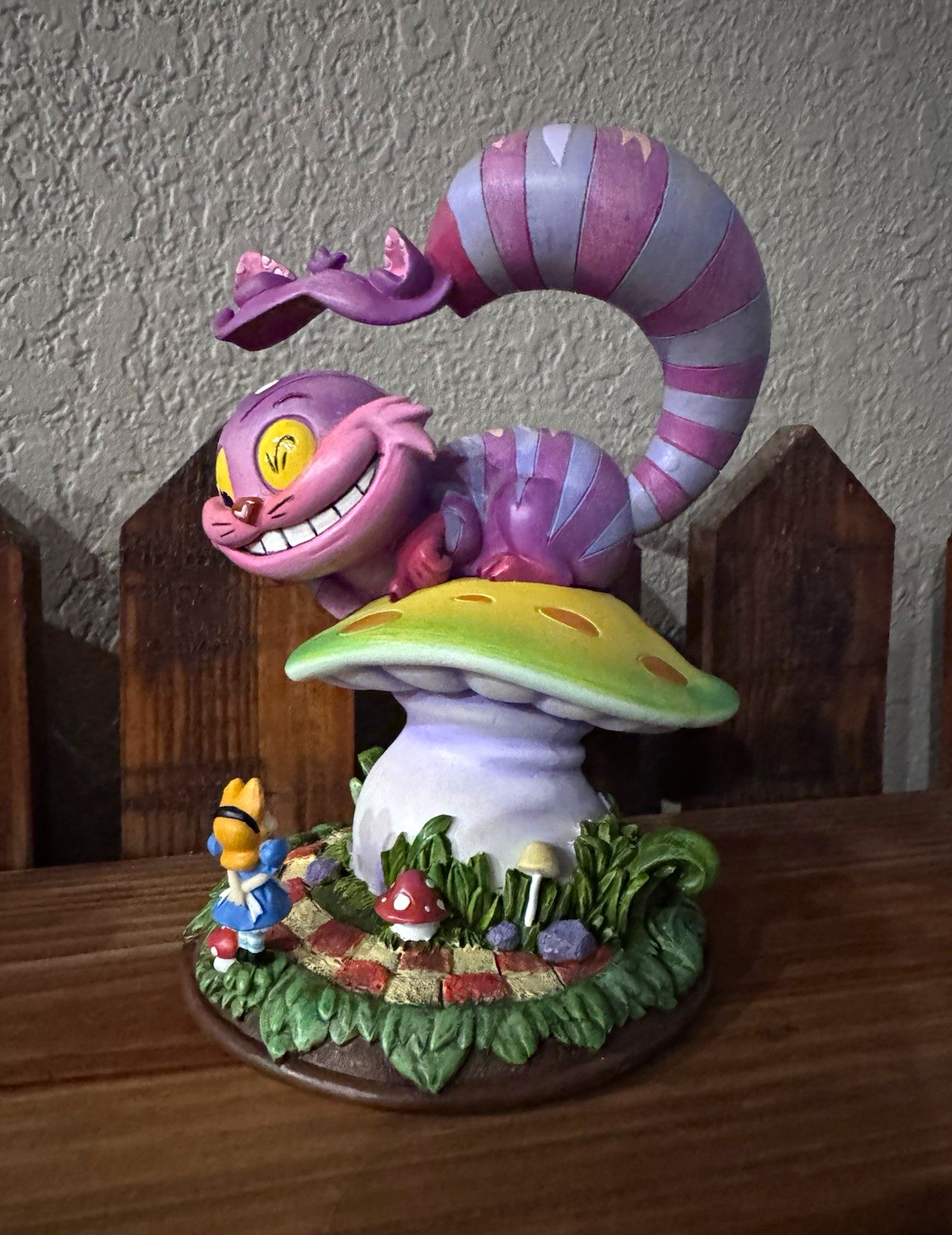 Disney Miss Mindy Cheshire Cat & Alice 4058896 Enesco Showcase Retired Figurine Disney Miss Mindy Cheshire Cat & Alice 4058896 Enesco Showcase Retired Figurine