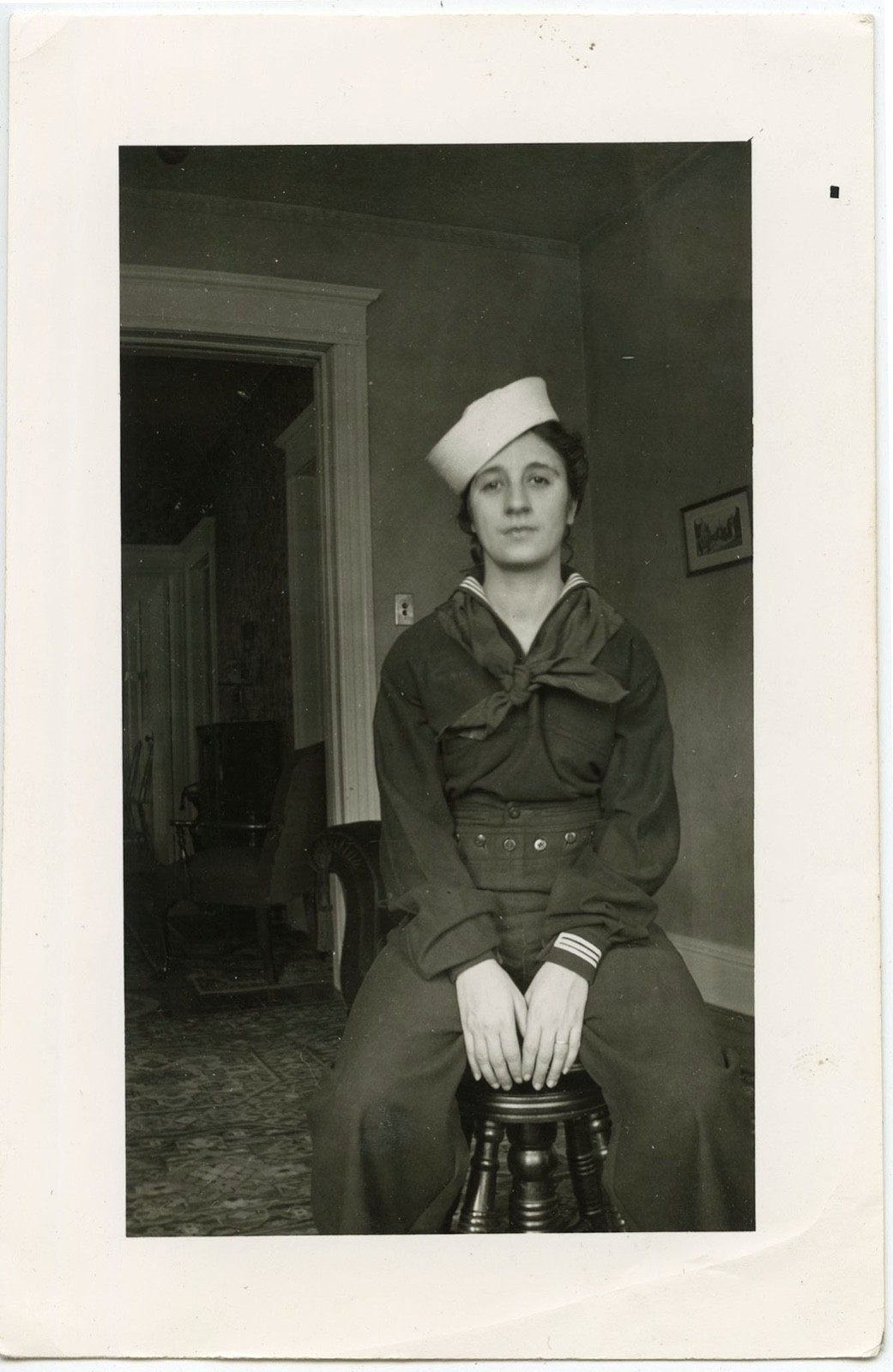 PRETTY YOUNG WOMAN SAILOR SUIT FASHION HOME PORTRAIT VINTAGE SNAPSHOT PHOTO