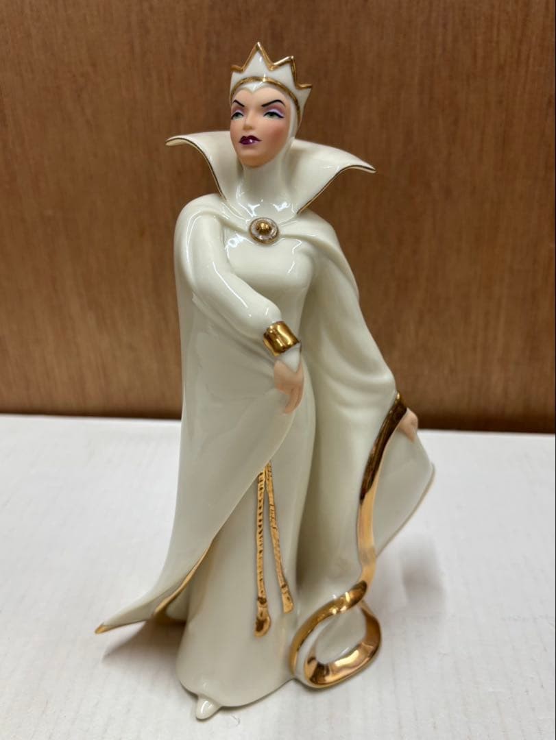 Disney Snow White Queen Ornament 22.5x15x11cm/8.85x5.9x4.33