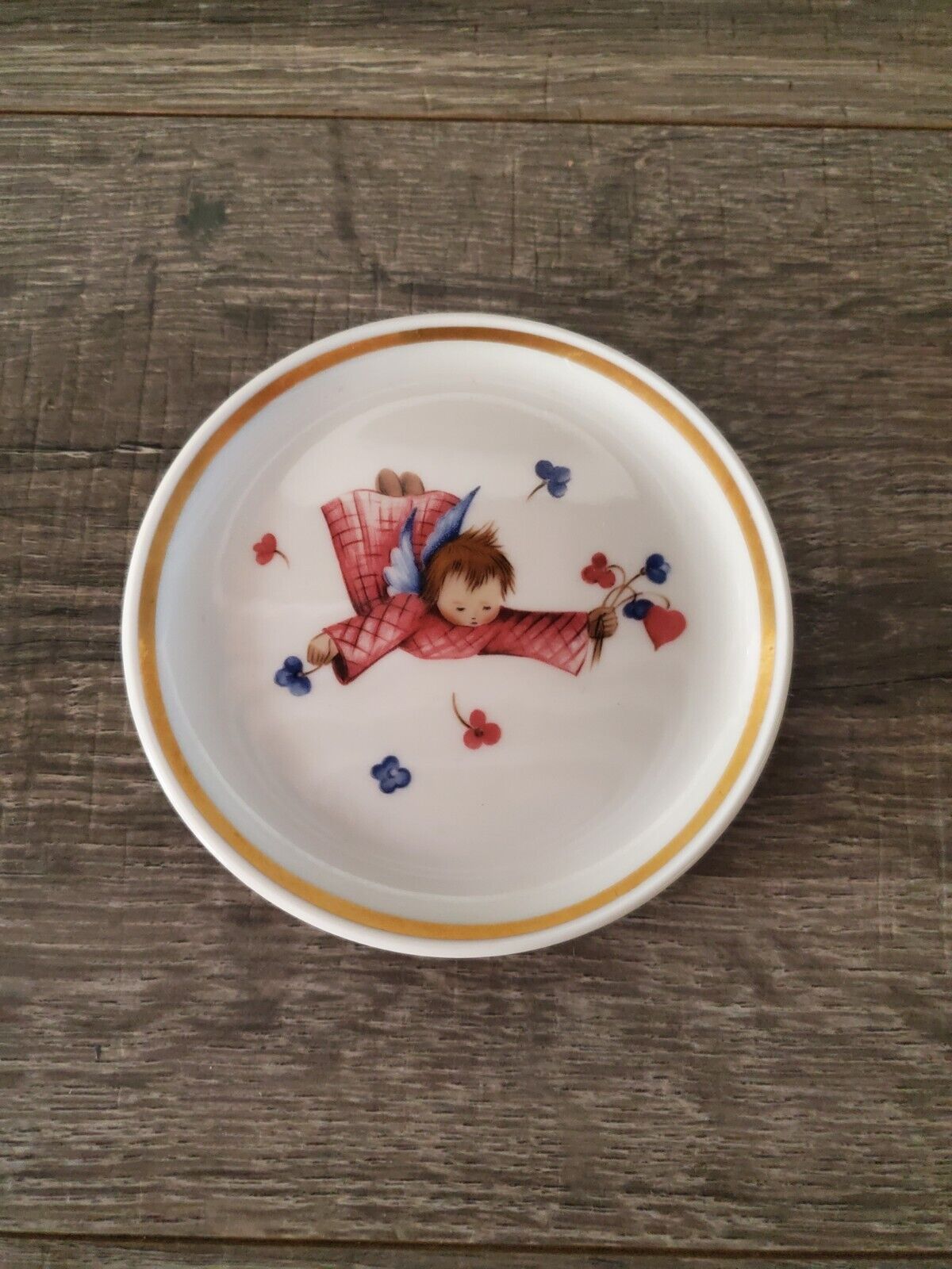 The Berta Hummel Museum Miniature Plate 1978 4” Plate Girl Flying with flowers 