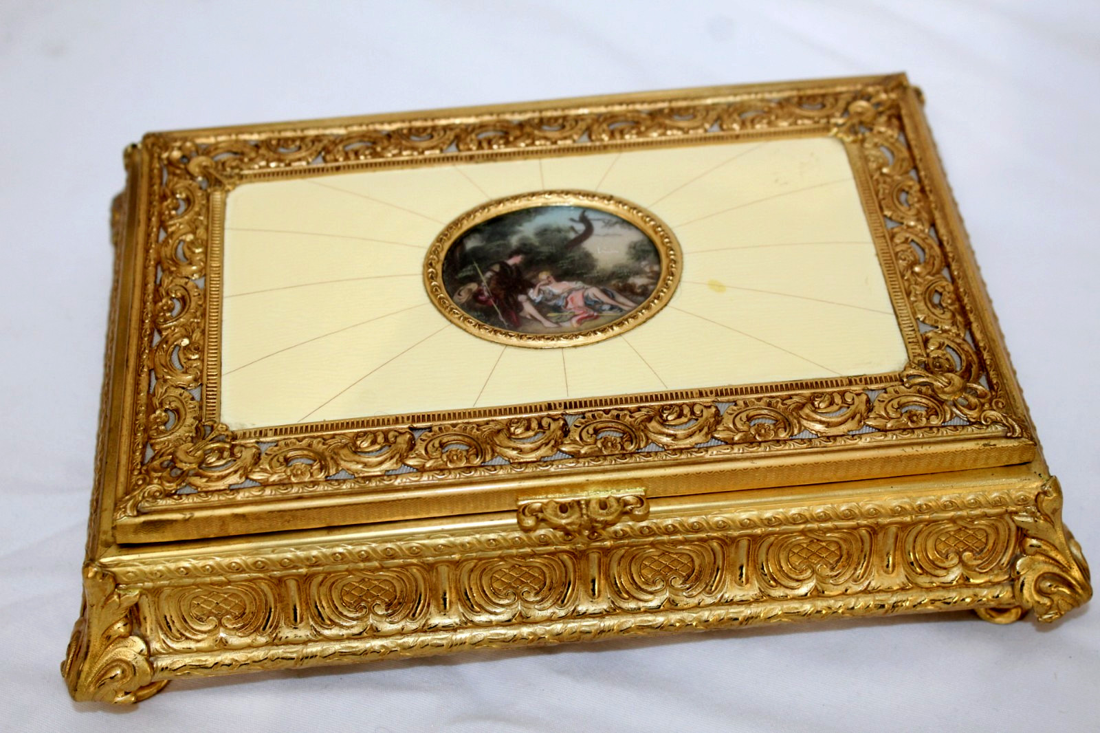 Vintage Reuge Swiss Italian Victorian Style Lovely Music Jewelry Box