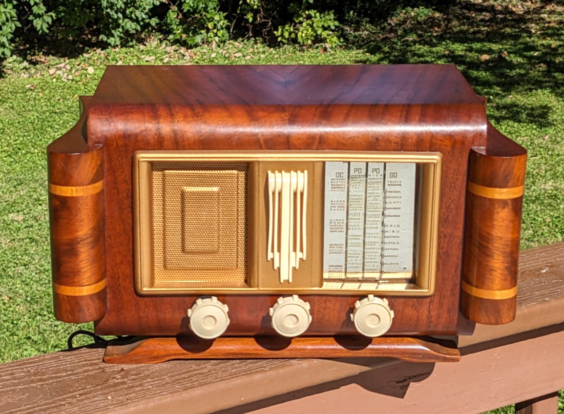 Fantastic Mid Century French Tabletop Tube Radio, Excellent Condition