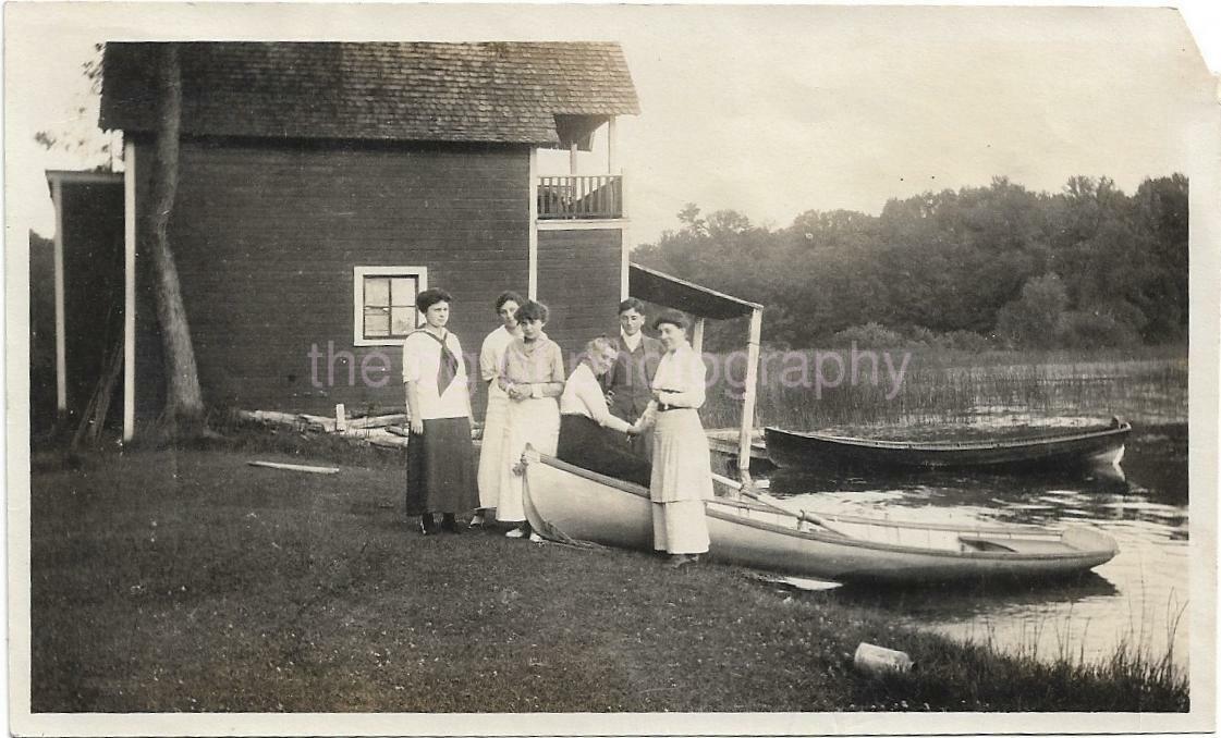 FOUND PHOTO Original BLACK +WHITE Snapshot PHOTOGRAPHY  DD 02 10 W
