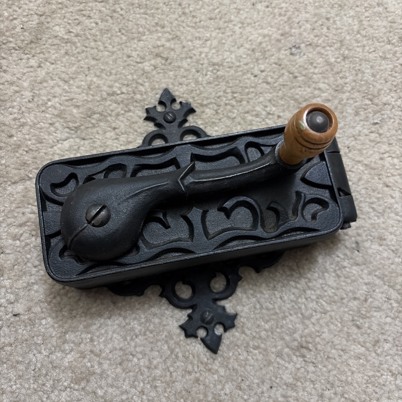 Vintage Universal Dazey Americana Hand Cranked Cast Iron Wall Mount Can Opener Vintage Universal Dazey Americana Hand Cranked Cast Iron Wall Mount Can Opener