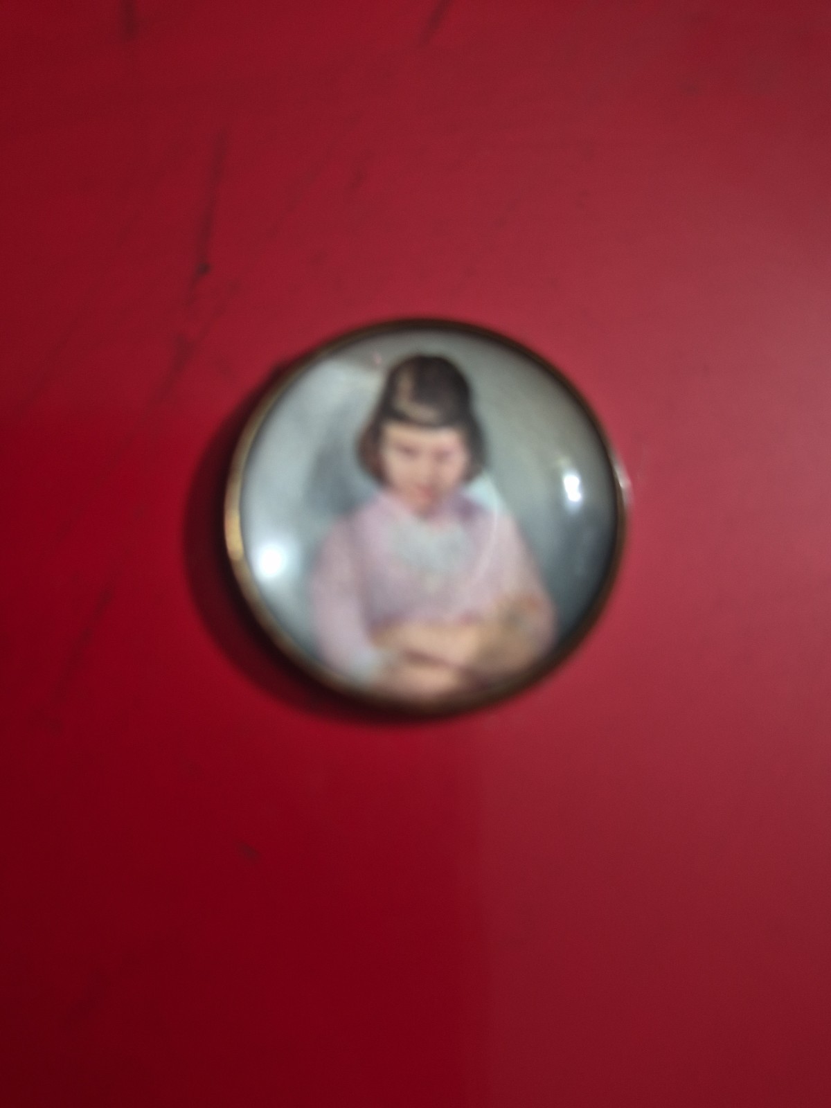  PHOTO OF YOUNG GIRL IN PINK DRESS ON BROOCH -FREE SHIPPING