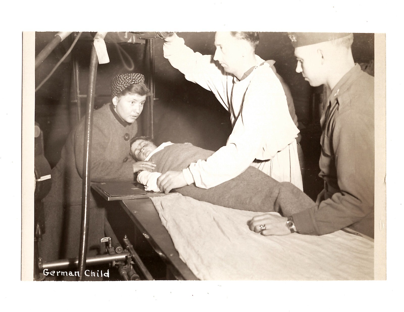 WWII WW2 Original Photo Military Field Hospital Treats German Child 1940's *READ WWII WW2 Original Photo Military Field Hospital Treats German Child 1940's *READ