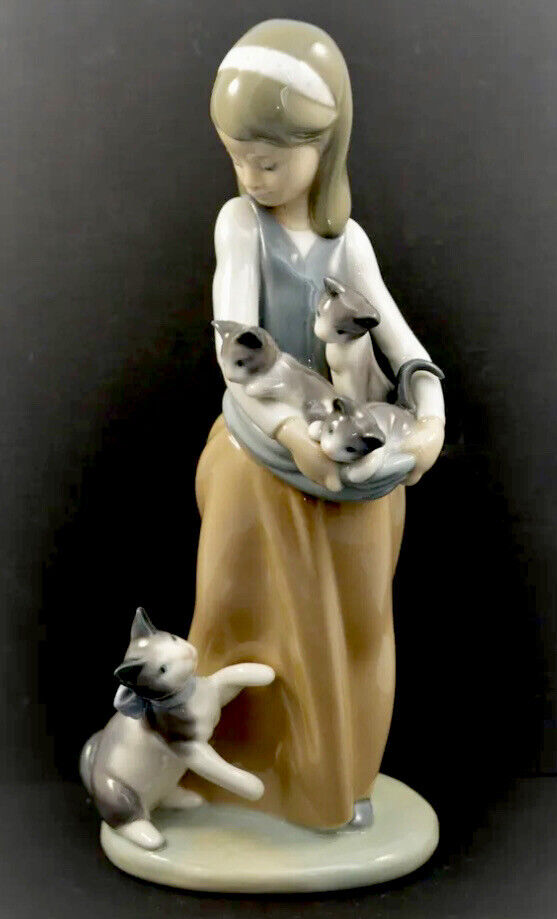 LLADRO SPAIN GIRL WITH CAT AND KITTENS FIGURINE #1309 